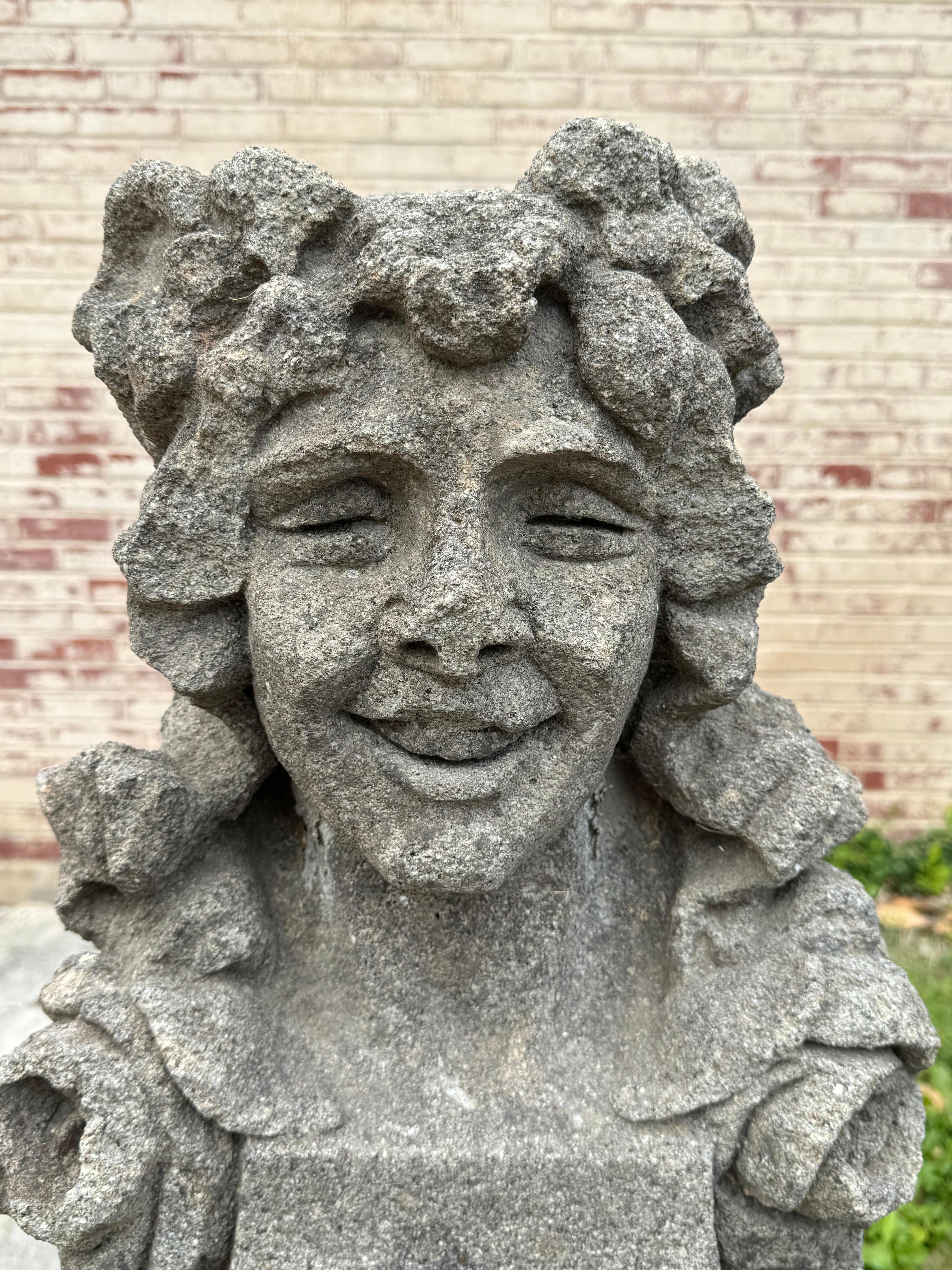 Antigua estatua o escultura francesa del siglo XIX tallada a mano en piedra arenisca con busto femenino para jardín. Cabeza y base femeninas talladas, con cabellos sueltos, bonete cubierto en la parte posterior de la cabeza,  cinta y rosas, pérdida