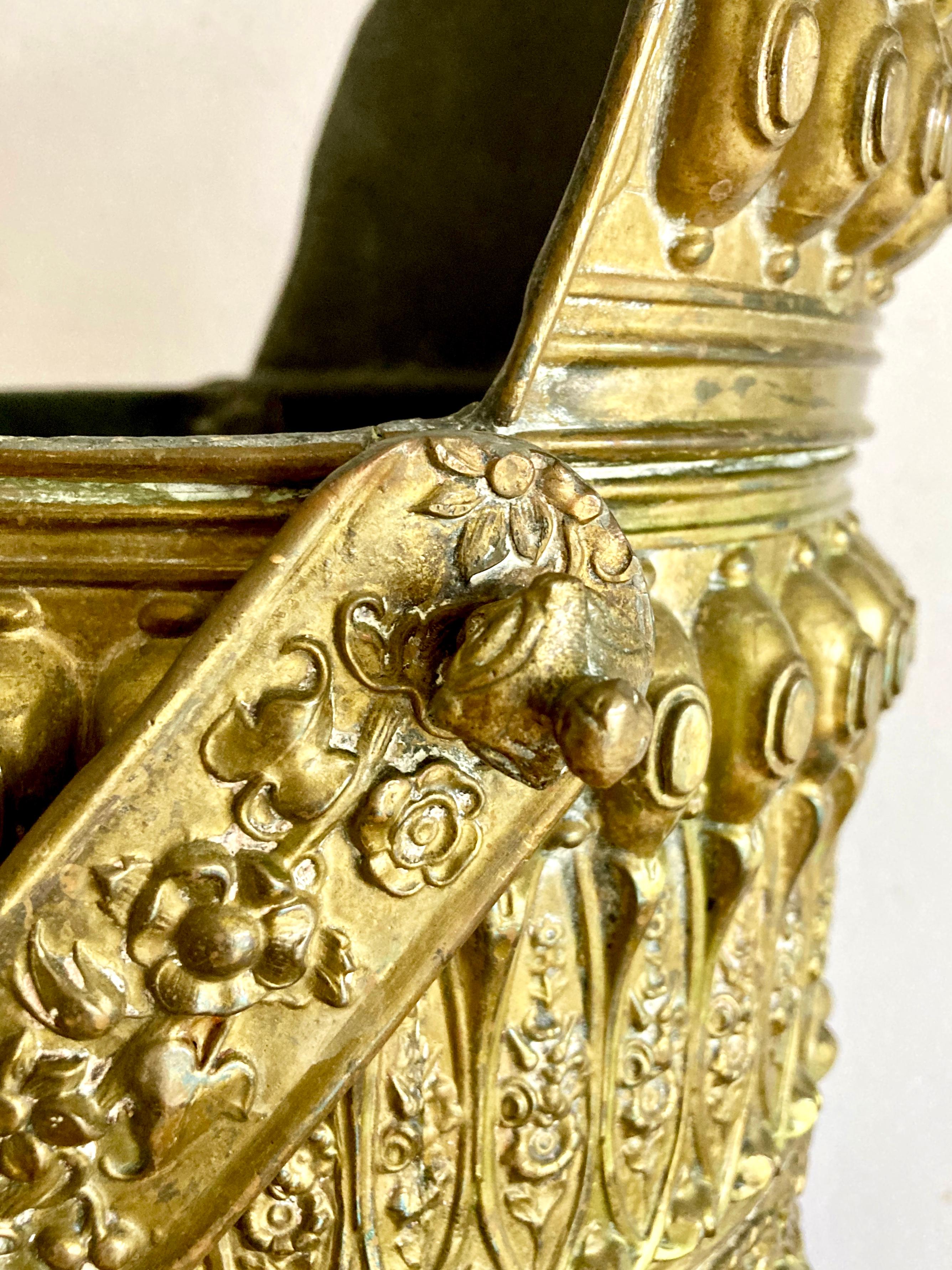 Antico scudo per carbone francese del XIX secolo in ottone repsoto con maniglia e zampe in vendita 4