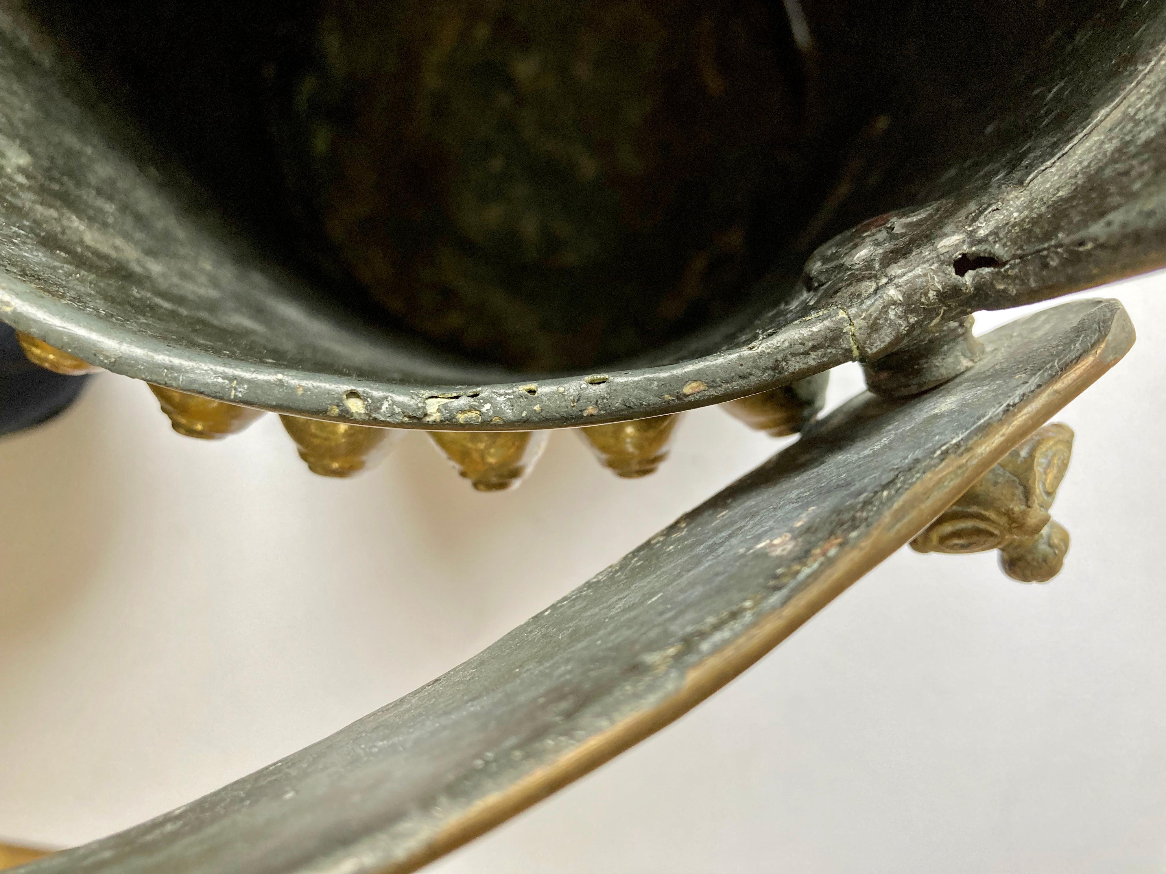Antico scudo per carbone francese del XIX secolo in ottone repsoto con maniglia e zampe in vendita 6