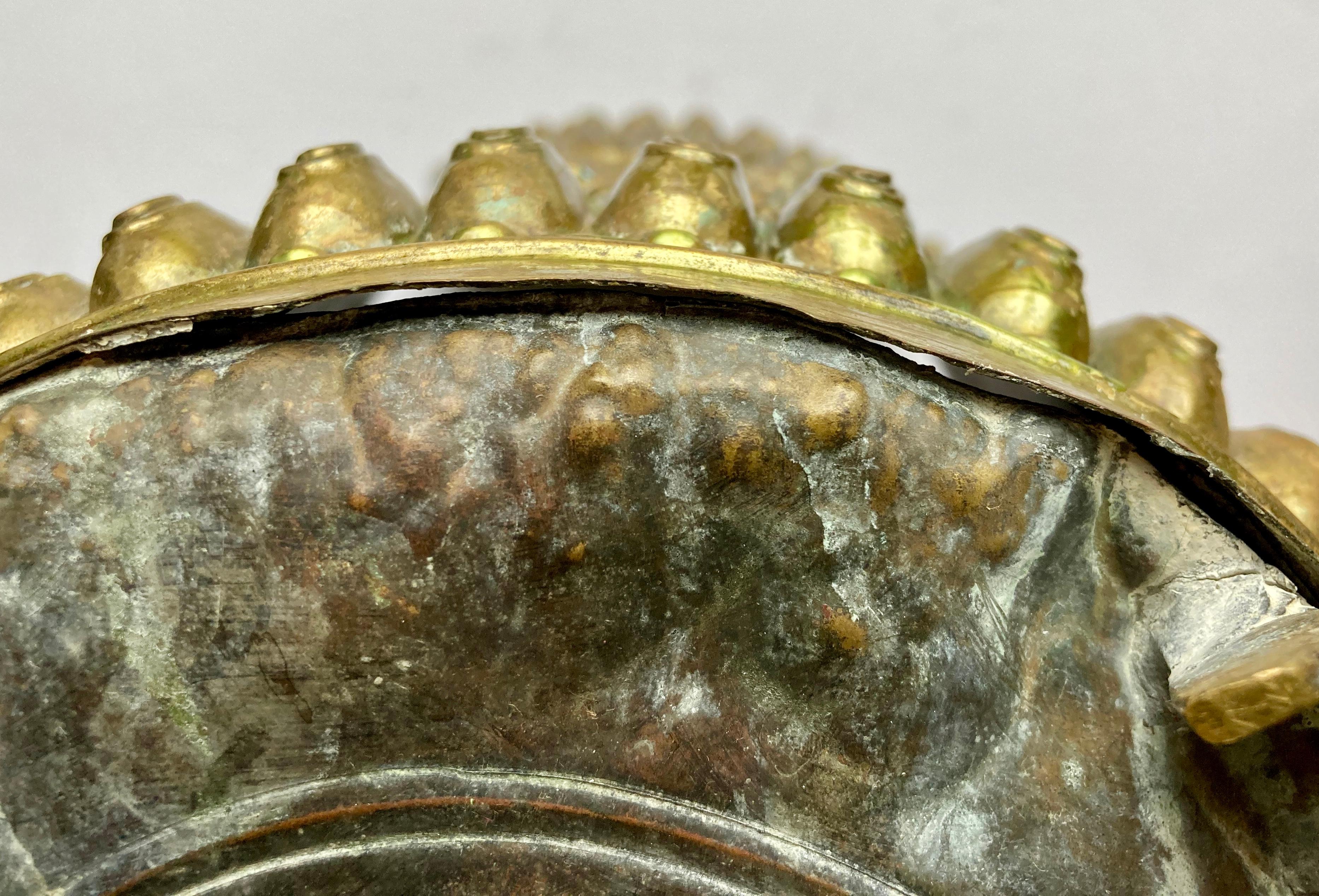 Antico scudo per carbone francese del XIX secolo in ottone repsoto con maniglia e zampe in vendita 9