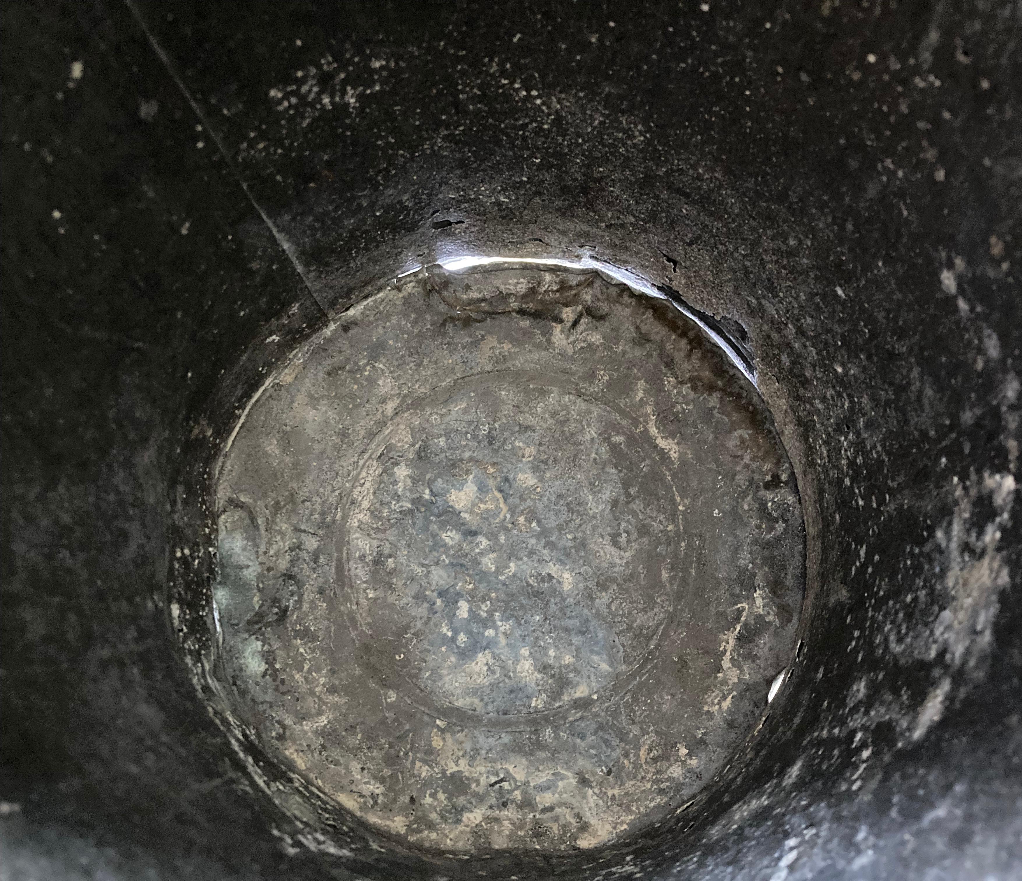 Antico scudo per carbone francese del XIX secolo in ottone repsoto con maniglia e zampe in vendita 11