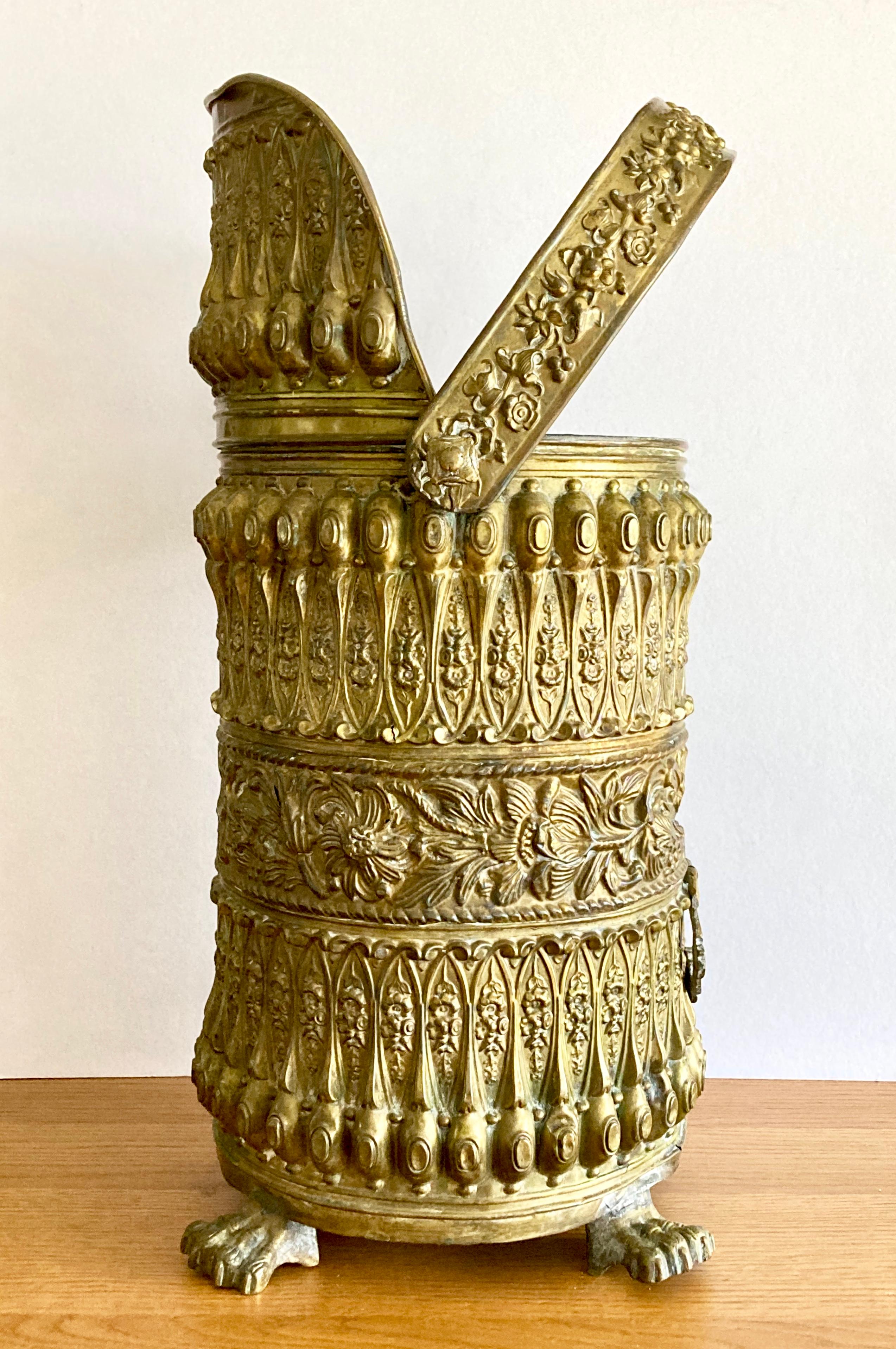 Un pezzo estremamente decorativo, antico e di grande effetto. Questo antico carbonaio è stato acquistato in Francia e risale al 1800. Un tempo le scutture per il carbone erano oggetti di uso quotidiano. Per chi poteva permetterselo all'epoca, era