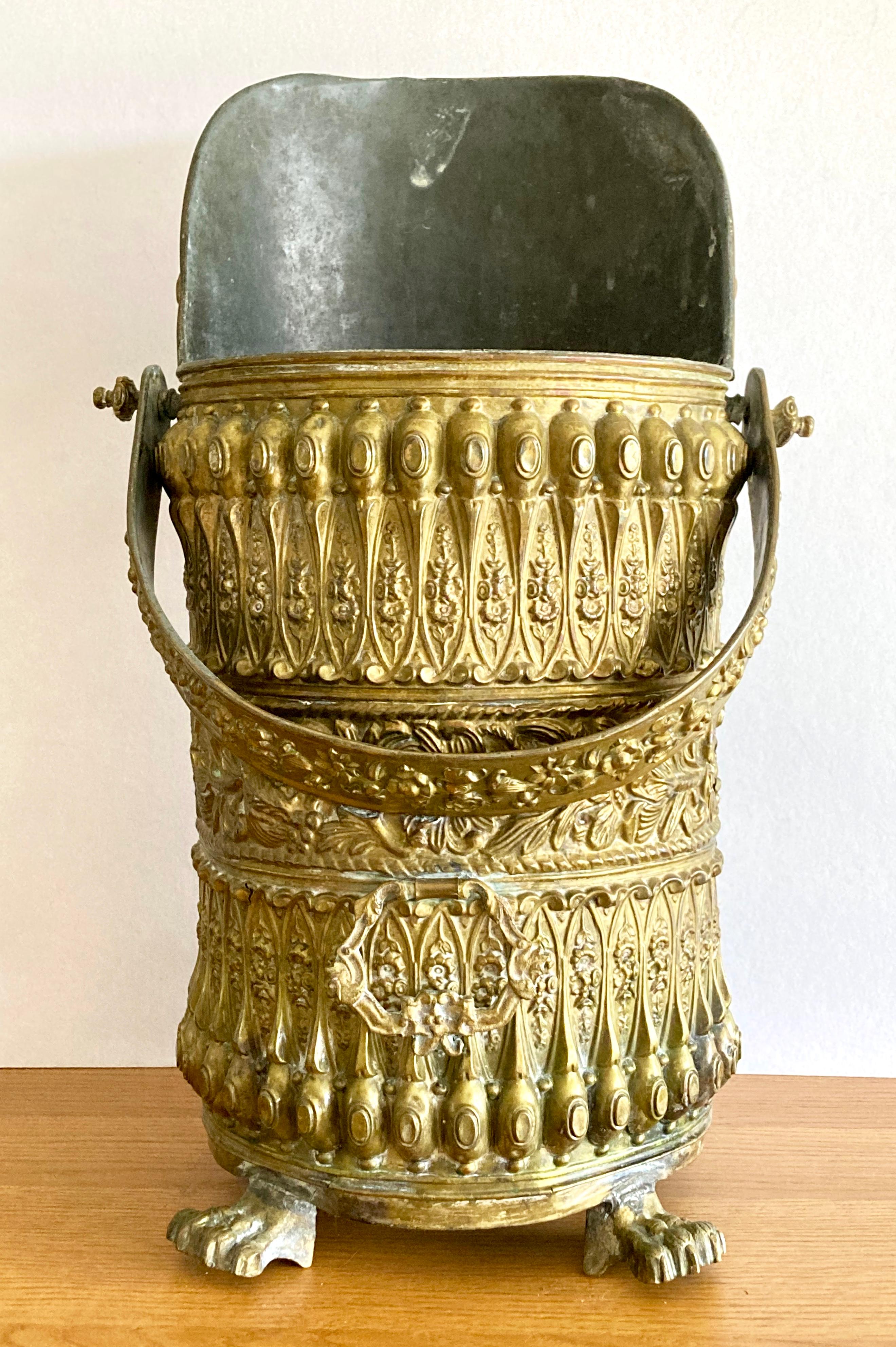 Vittoriano Antico scudo per carbone francese del XIX secolo in ottone repsoto con maniglia e zampe in vendita