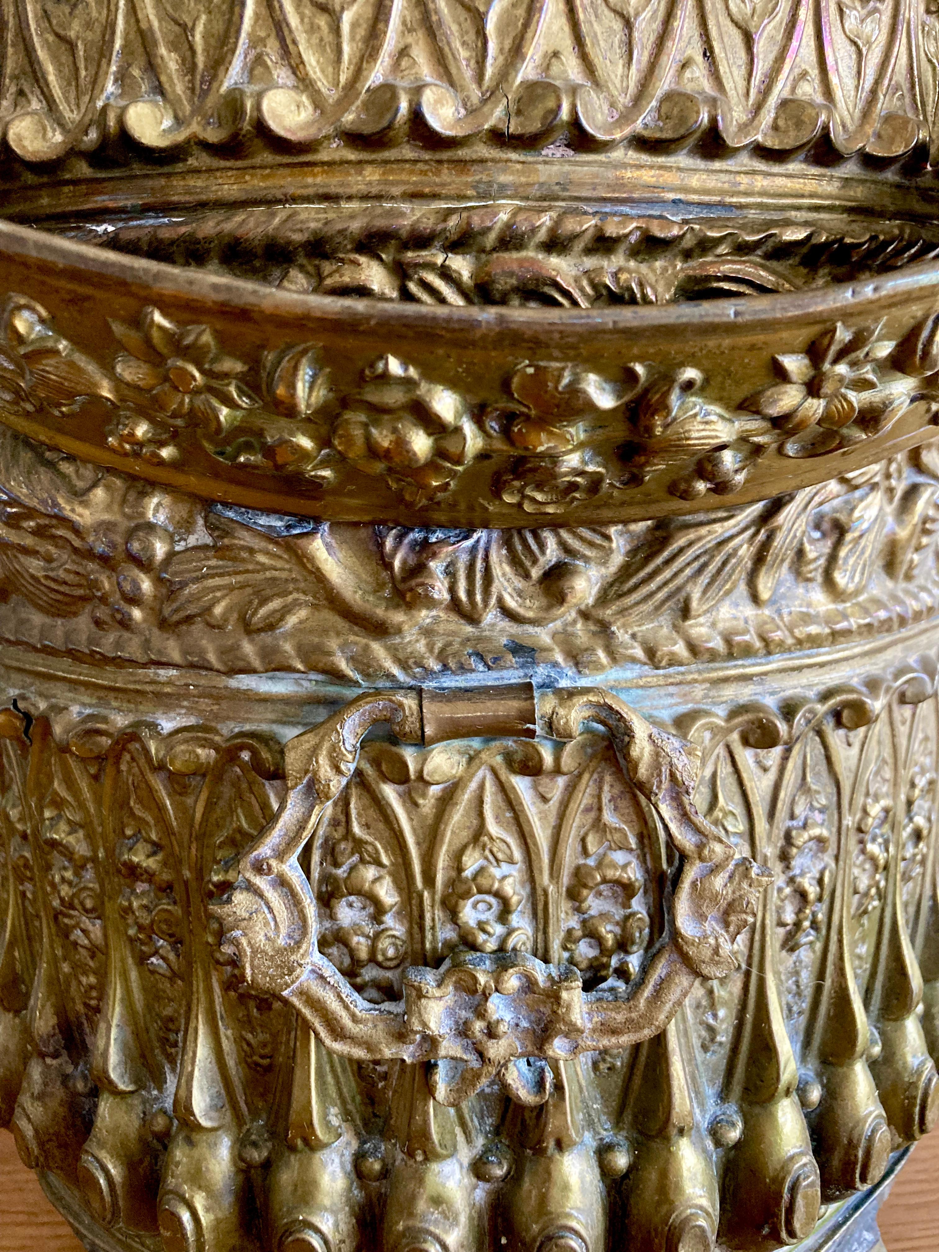 Francese Antico scudo per carbone francese del XIX secolo in ottone repsoto con maniglia e zampe in vendita