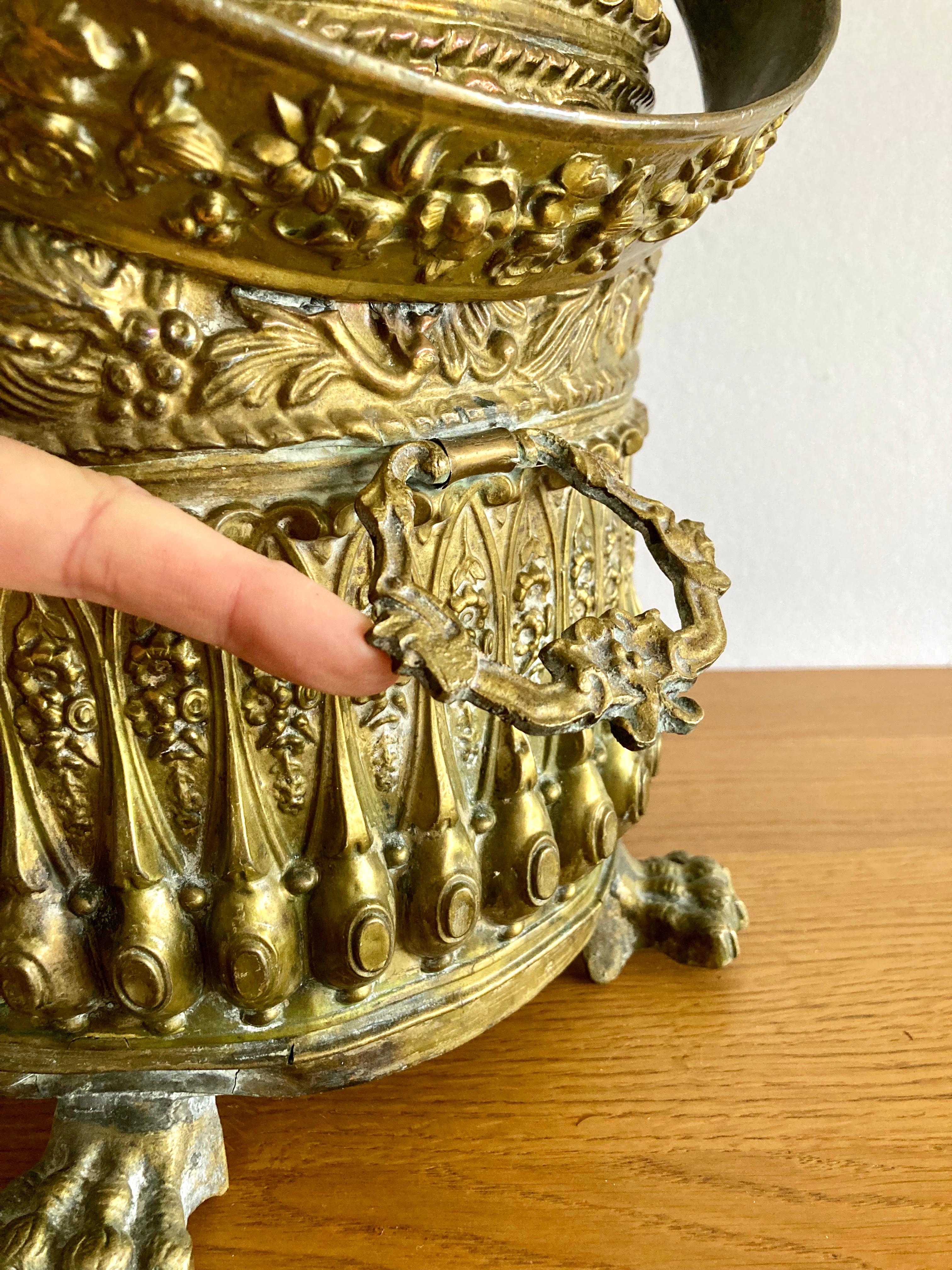 Oggetti in metallo Antico scudo per carbone francese del XIX secolo in ottone repsoto con maniglia e zampe in vendita