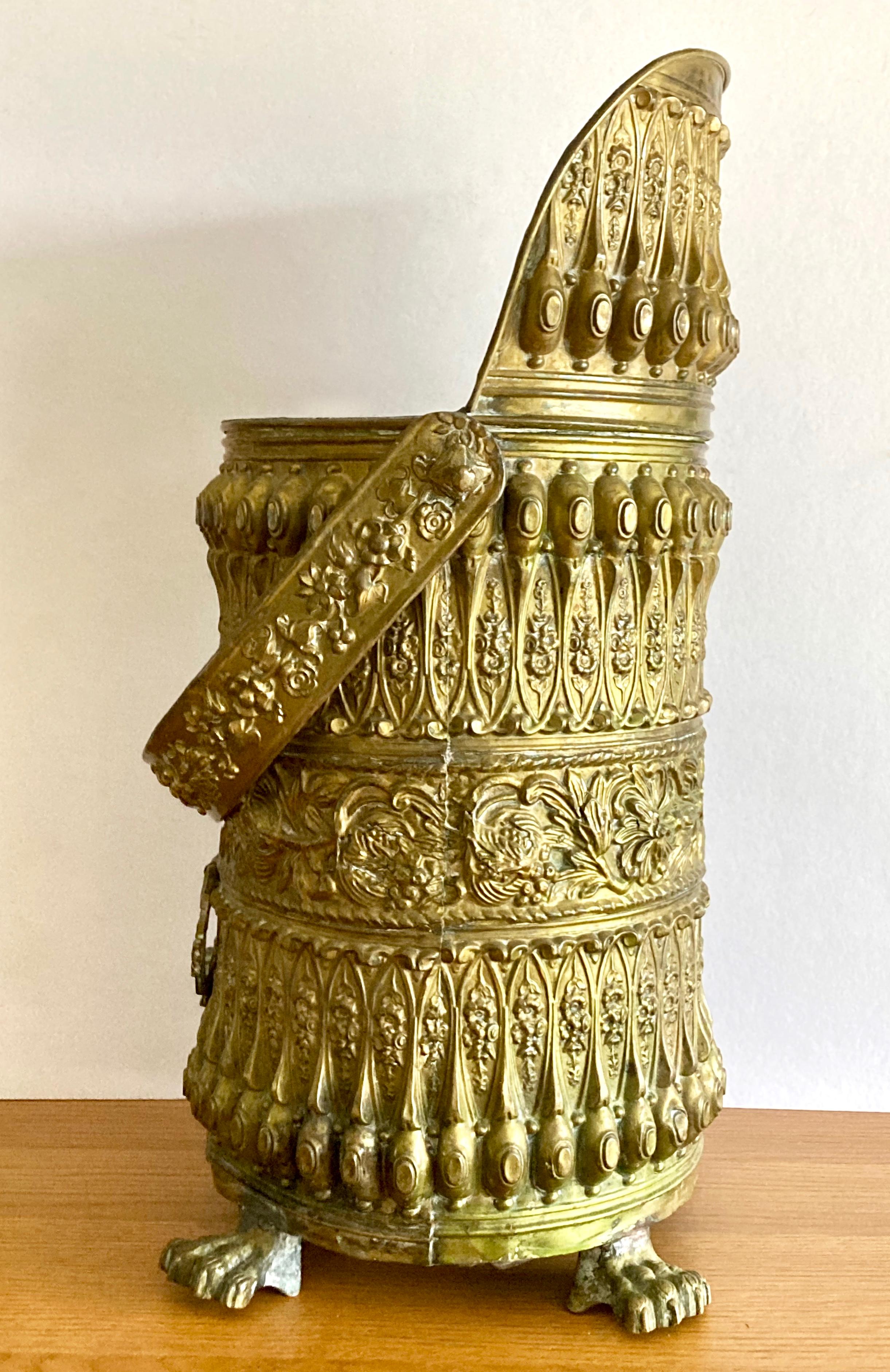 Antico scudo per carbone francese del XIX secolo in ottone repsoto con maniglia e zampe In condizioni discrete in vendita a COLMAR, FR