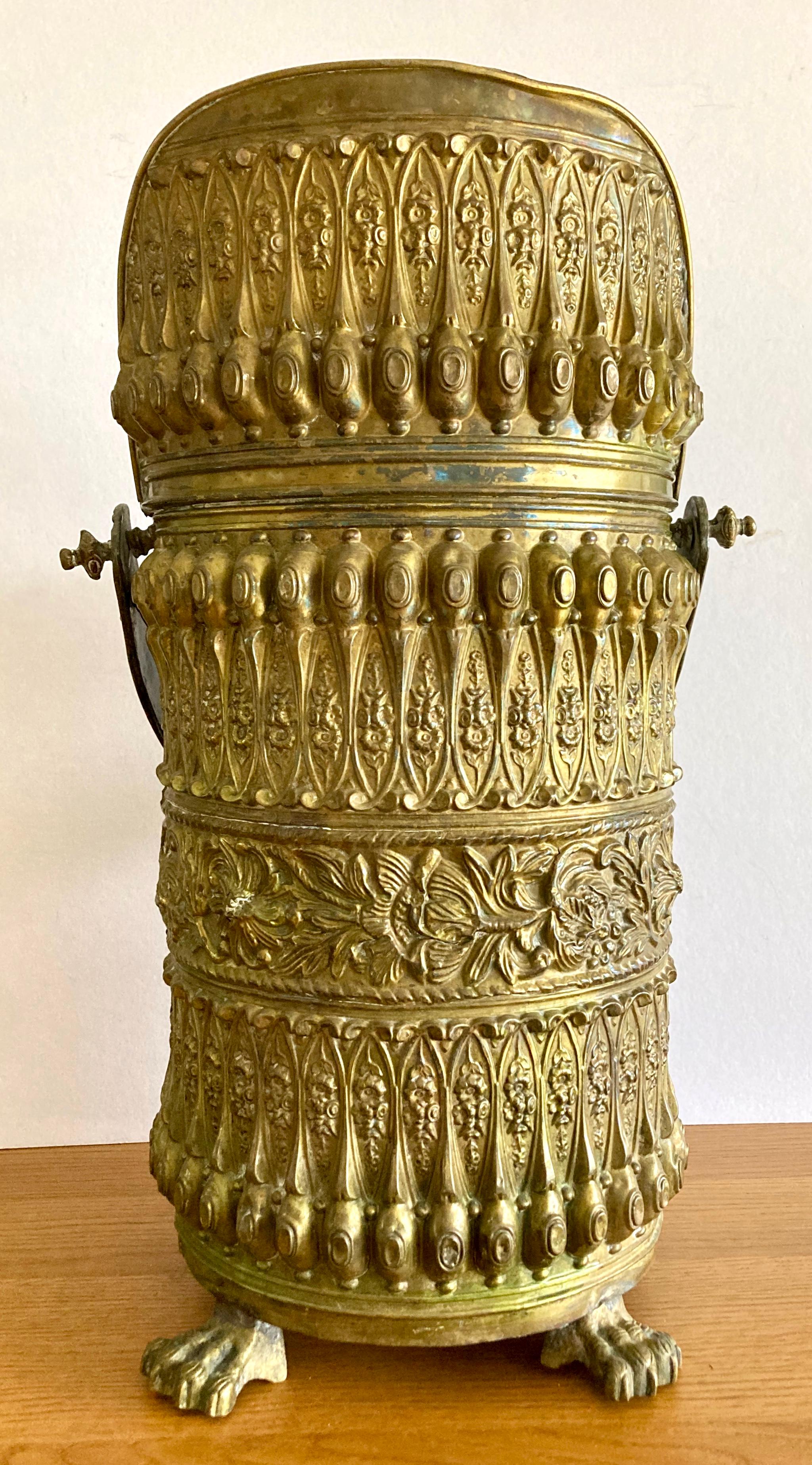 Ottone Antico scudo per carbone francese del XIX secolo in ottone repsoto con maniglia e zampe in vendita