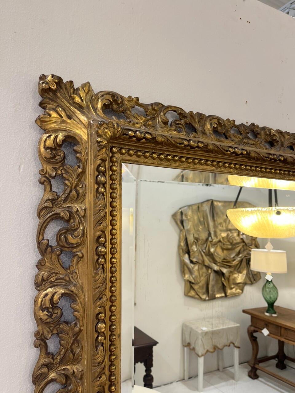 Miroir ancien français doré, complété par un miroir biseauté plus récent