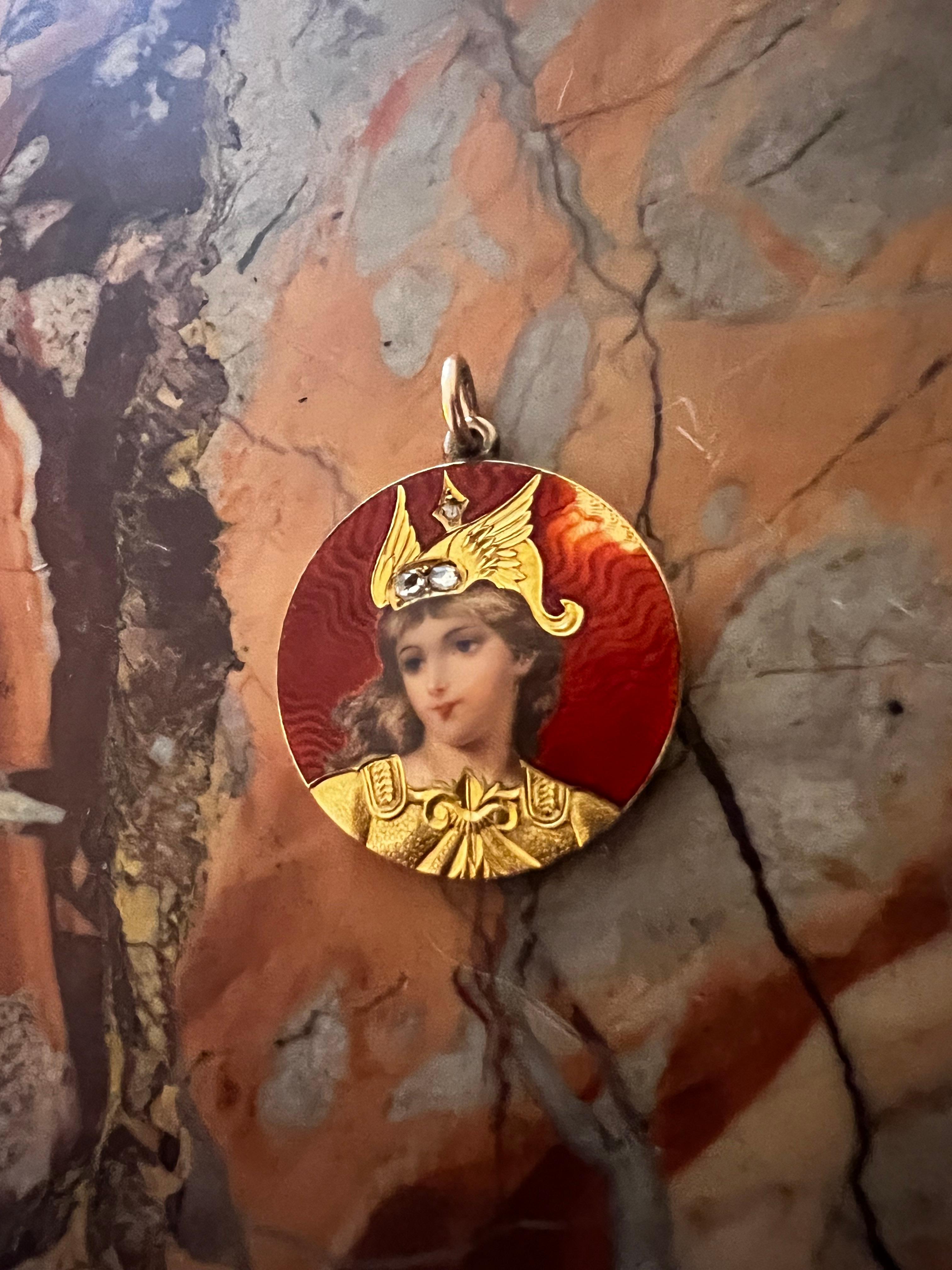 Cet exceptionnel pendentif Jeanne d'Arc en émail guilloché est un exemple rare et remarquable de l'artisanat français du XIXe siècle. Créé en or jaune 18 carats massif, dont l'authenticité a été testée, le pendentif présente un portrait finement