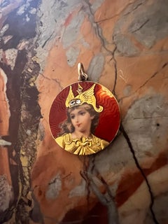 Pendentif Joan of Arc ancien en or jaune 18 carats, émail guilloché et diamants taille rose