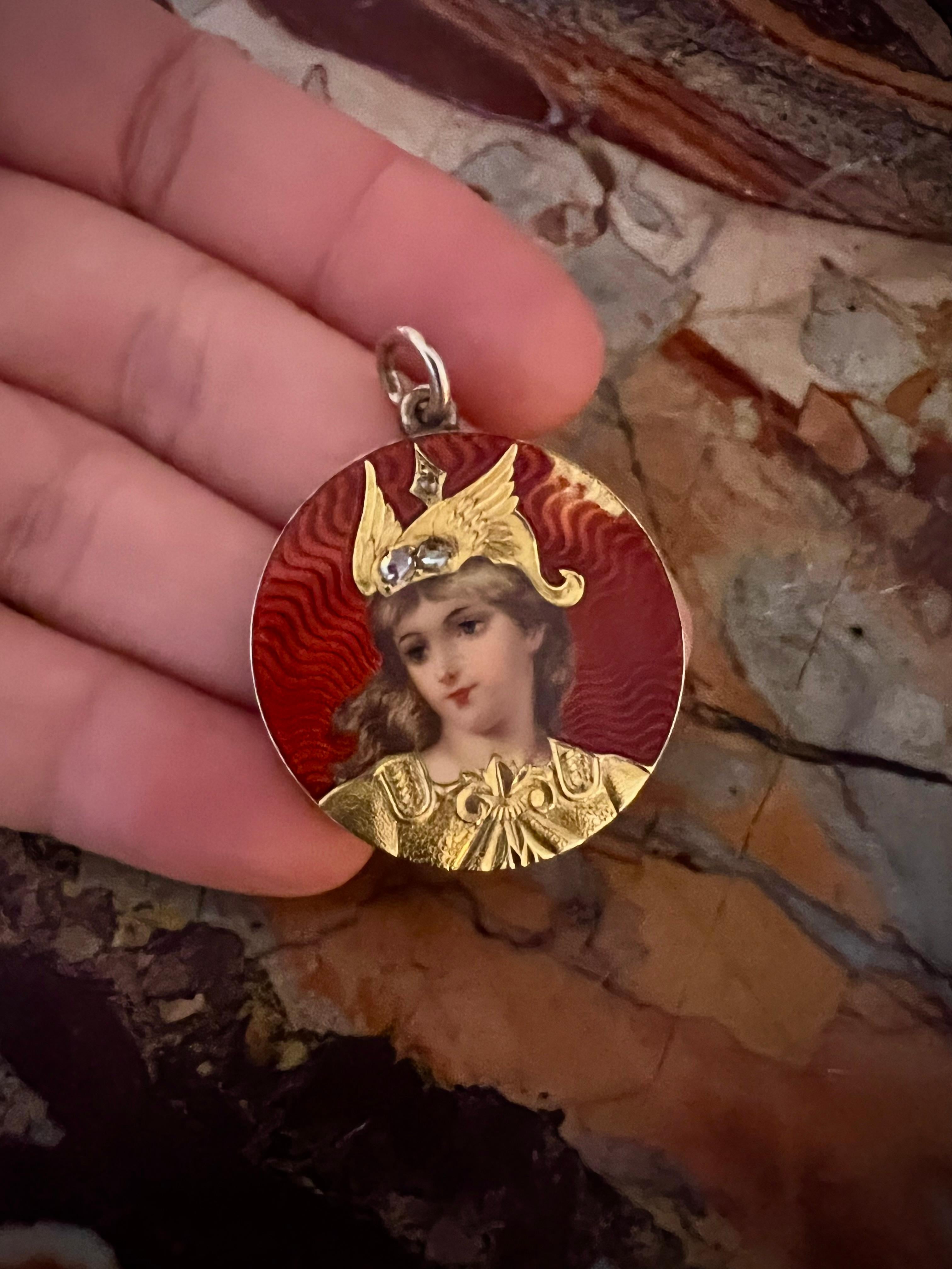 Taille rose Pendentif Joan of Arc ancien en or jaune 18 carats, émail guilloché et diamants taille rose en vente
