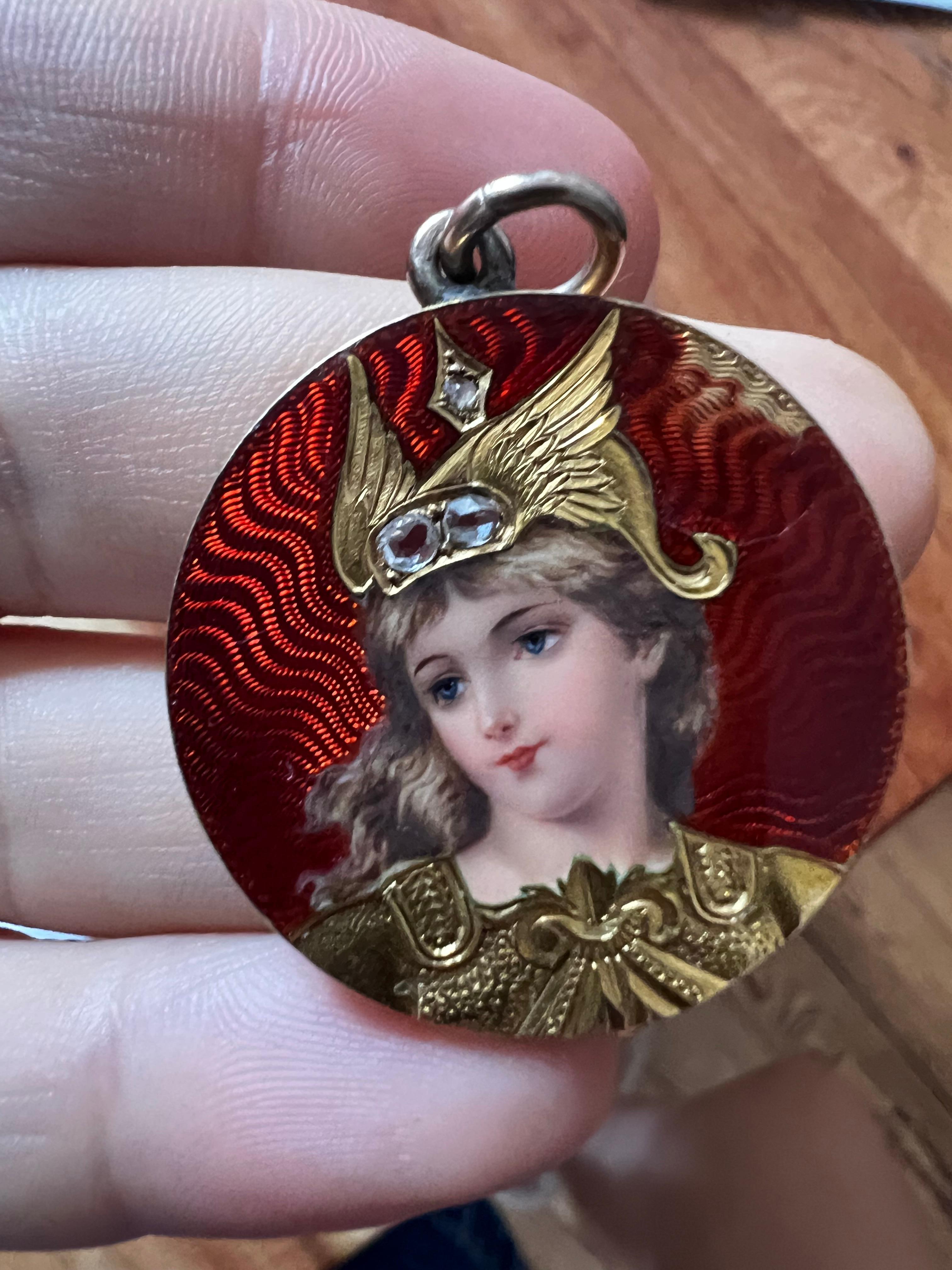 Pendentif Joan of Arc ancien en or jaune 18 carats, émail guilloché et diamants taille rose Unisexe en vente