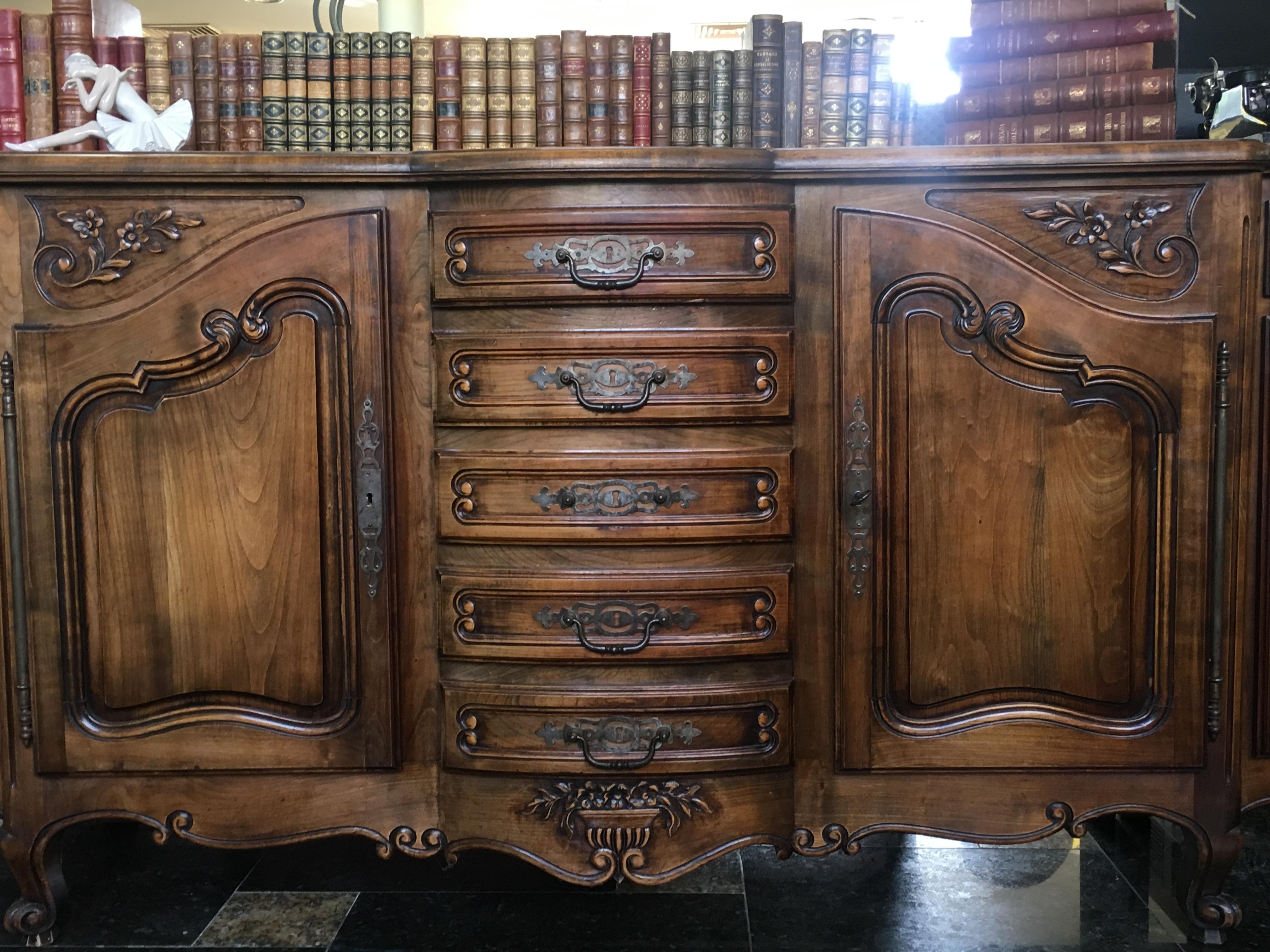 Français Buffet français ancien du 19ème siècle en chêne massif de style Louis XV, vers 1870 en vente