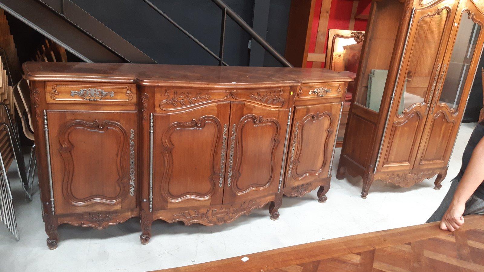 A beautiful antique French Louis XV style buffet, circa 1890.
Made of solid oak with luscious curves and carving. The marquetry top has a lively undulating shape across the front.
All four cabinet doors retain their original impressive iron hinges