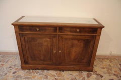Enfilade bas français ancien du 19ème siècle en noyer, marbre blanc de Carrare et laiton