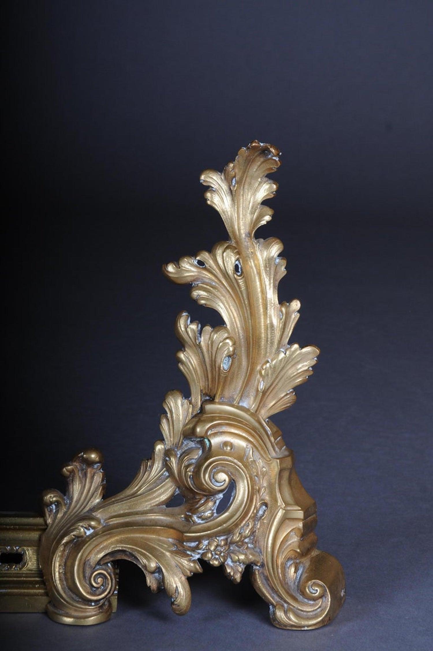 Antico caminetto francese del XIX secolo in bronzo con cremagliera
Eccezionale bronzo finemente cesellato e fuso. Corpo riccamente intagliato.
L'intero candeliere è realizzato con una lavorazione molto elaborata. Questo modello è uno dei camini più