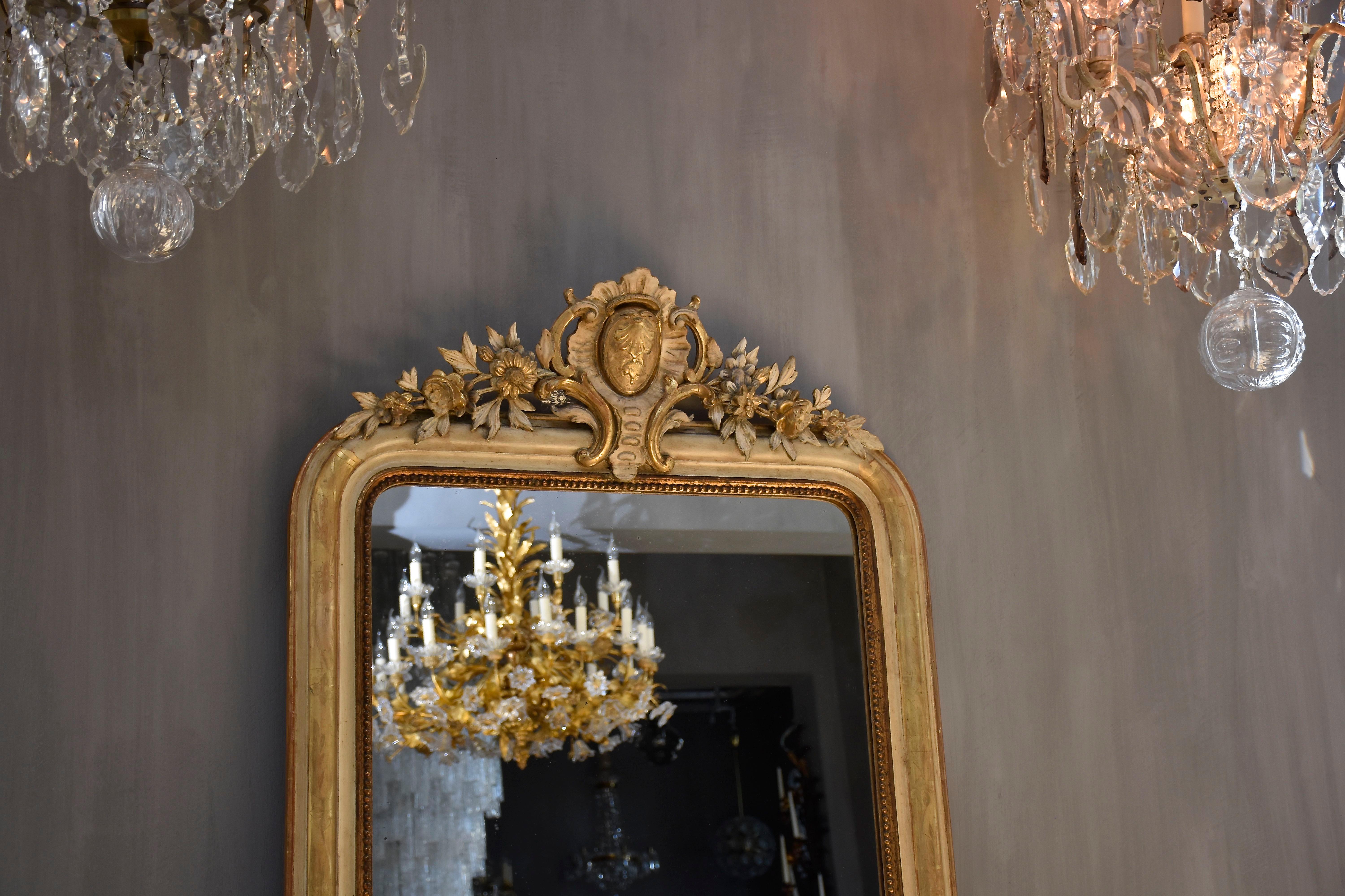 Doré Miroir français ancien du 19ème siècle avec une crête en vente