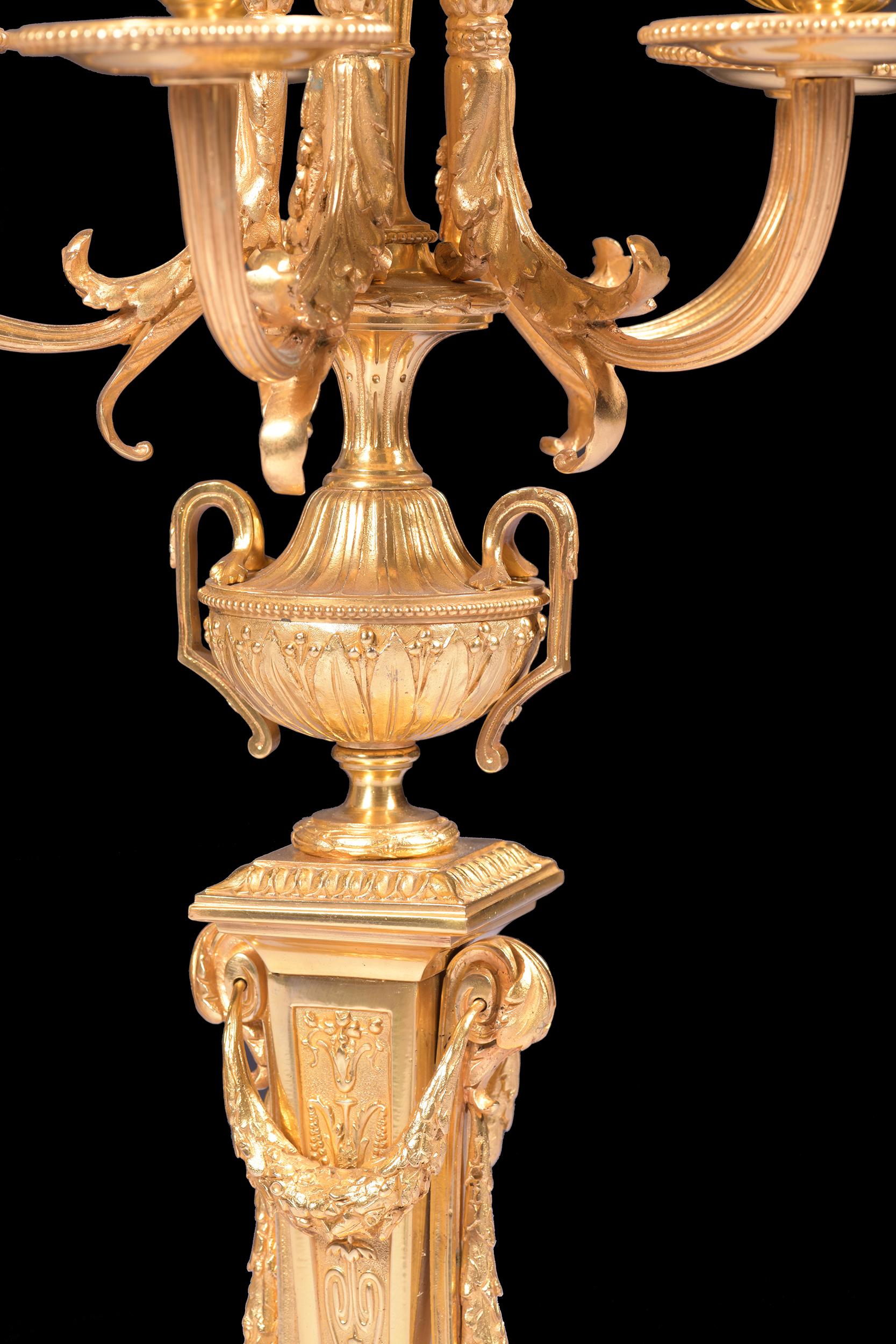 Émail Garniture d'horloge de style néoclassique français du 19ème siècle en bronze doré en vente