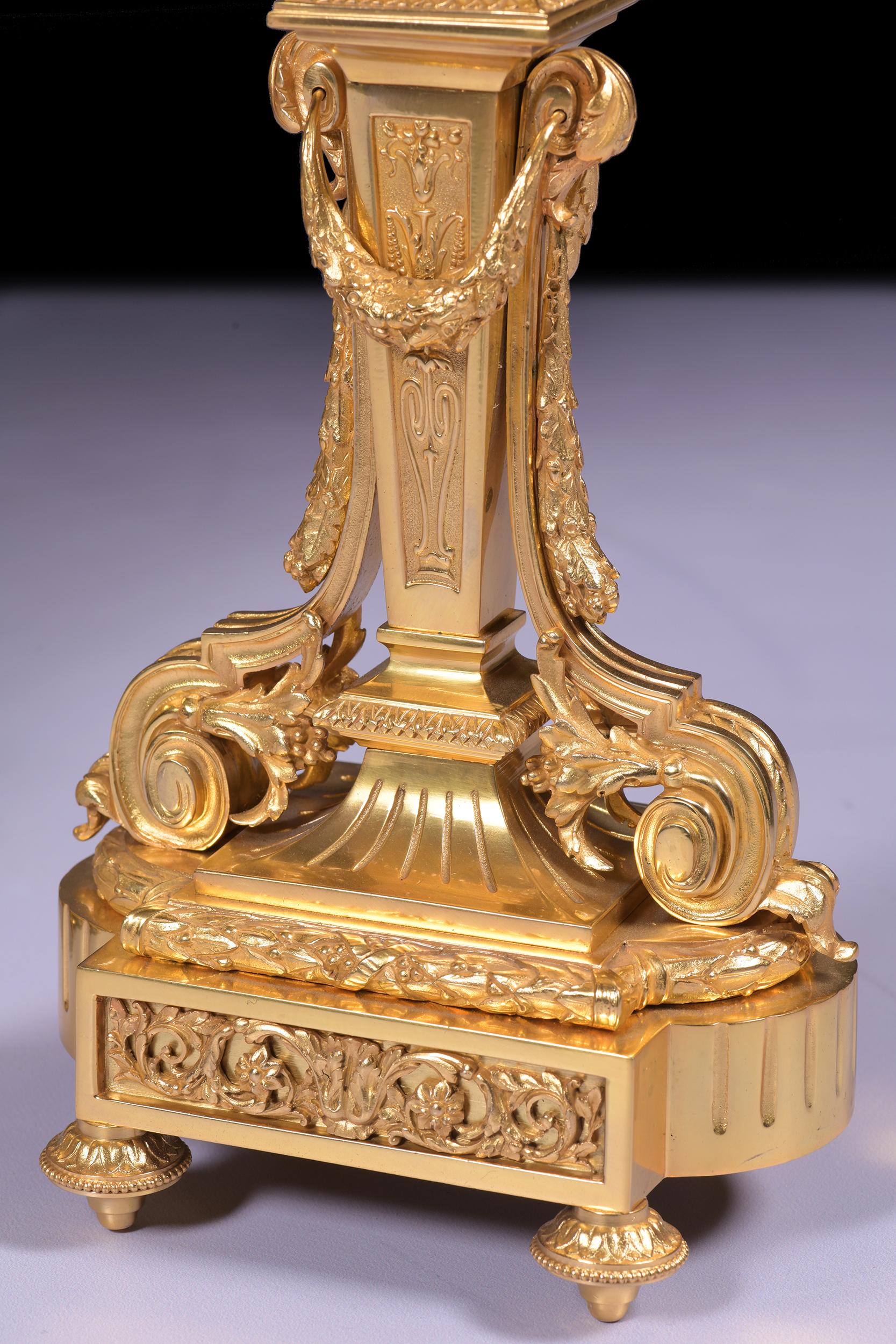 Antike französische Uhr aus vergoldeter Bronze im neoklassischen Stil des 19. Jahrhunderts im Angebot 2