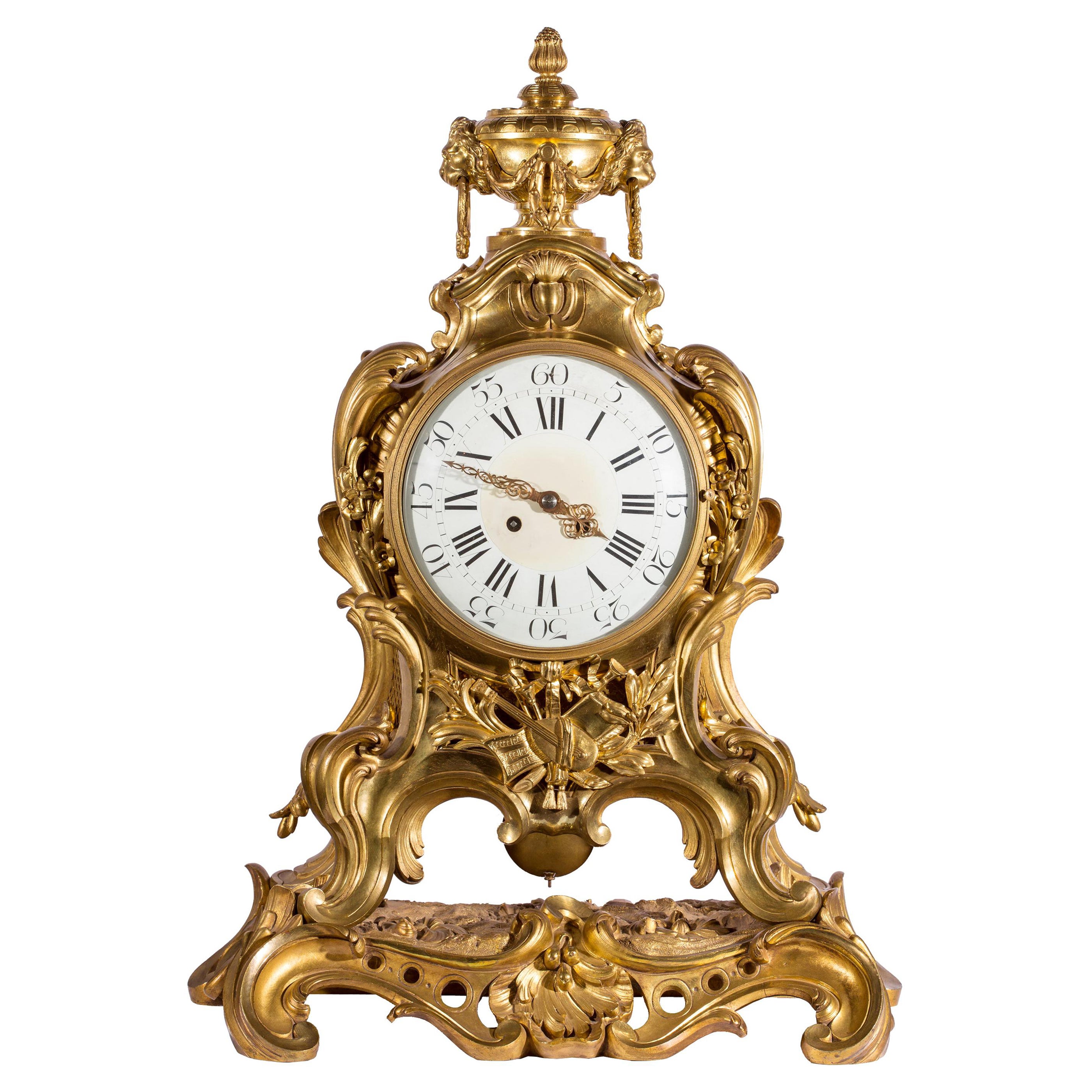 Orologio da camino in bronzo ormolinato francese del XIX secolo con motivo musicale in vendita