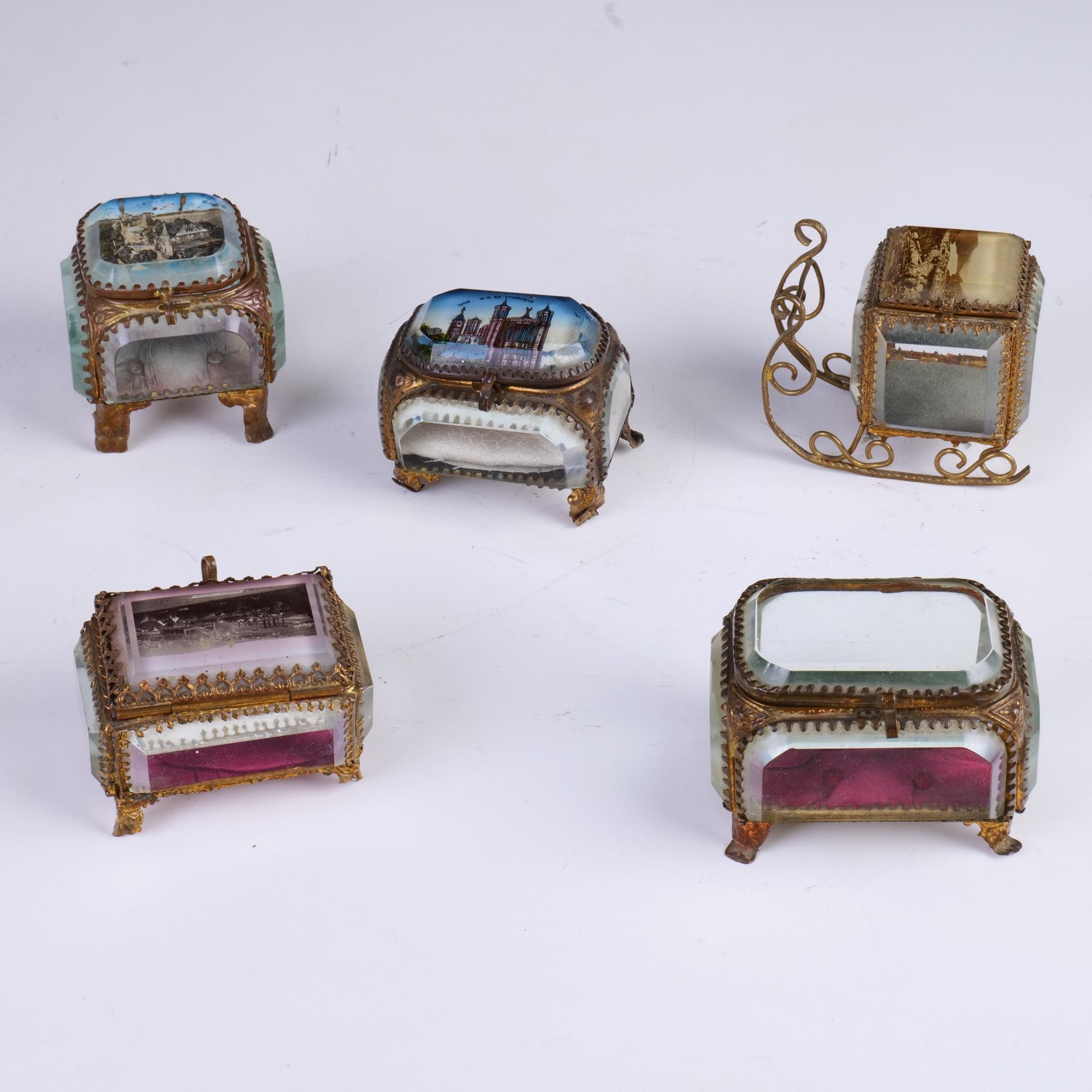 Set of 5 antique caskets from the 19th century from France.

dimensions:
1. 8,5 cm x 6.5 cm x 5 cm
2. 8 cm x 5 cm x 6 cm
3. 6.5 cm x 6.5 cm x 7 cm
4. 8.5 cm x 6.5 cm x 6 cm
5.. 7 cm x 6.5 cm x 7 cm.