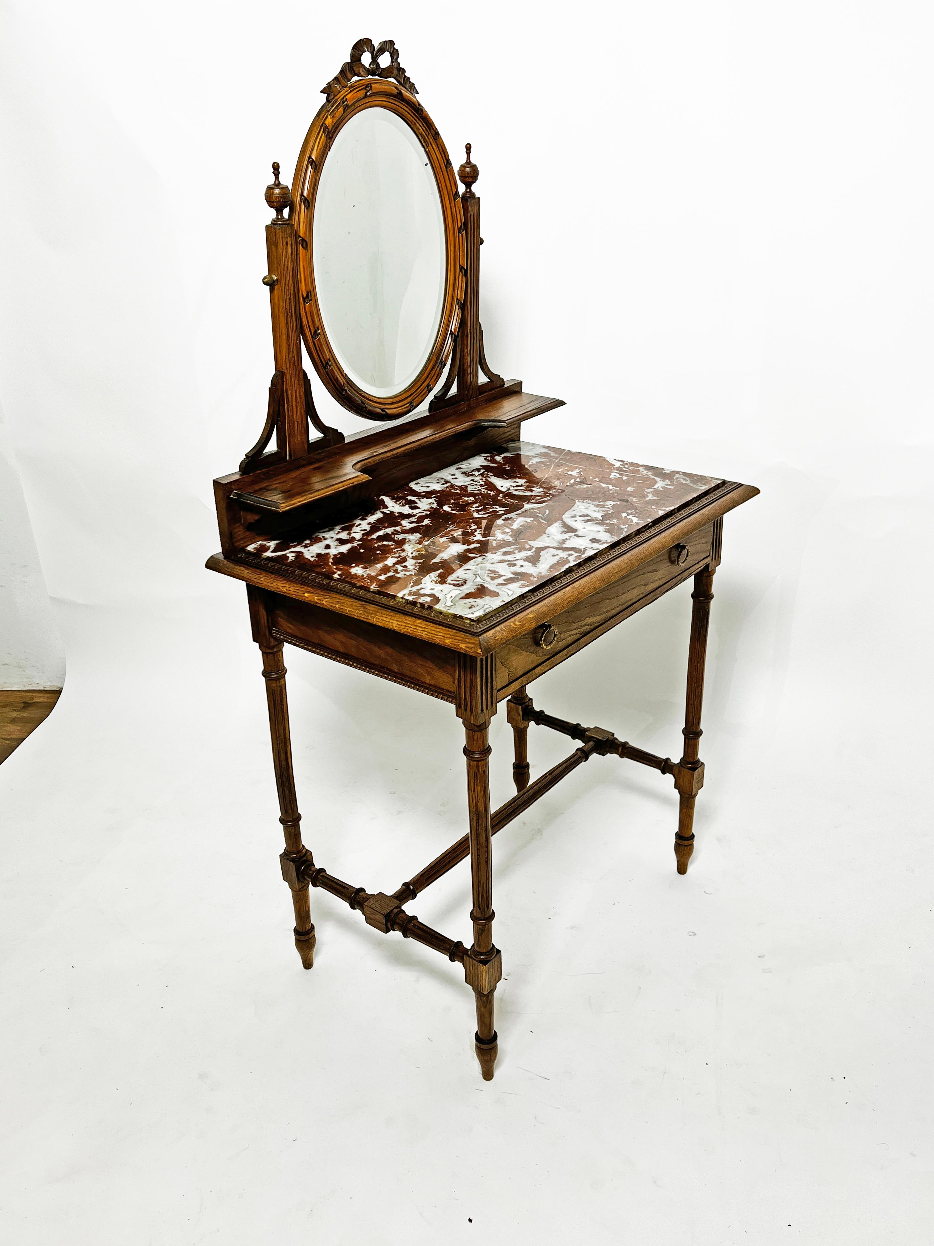 Table de toilette en noyer sculpté du XIXe siècle, avec un plateau en marbre et un miroir ovale, surmonté d'un seul tiroir.