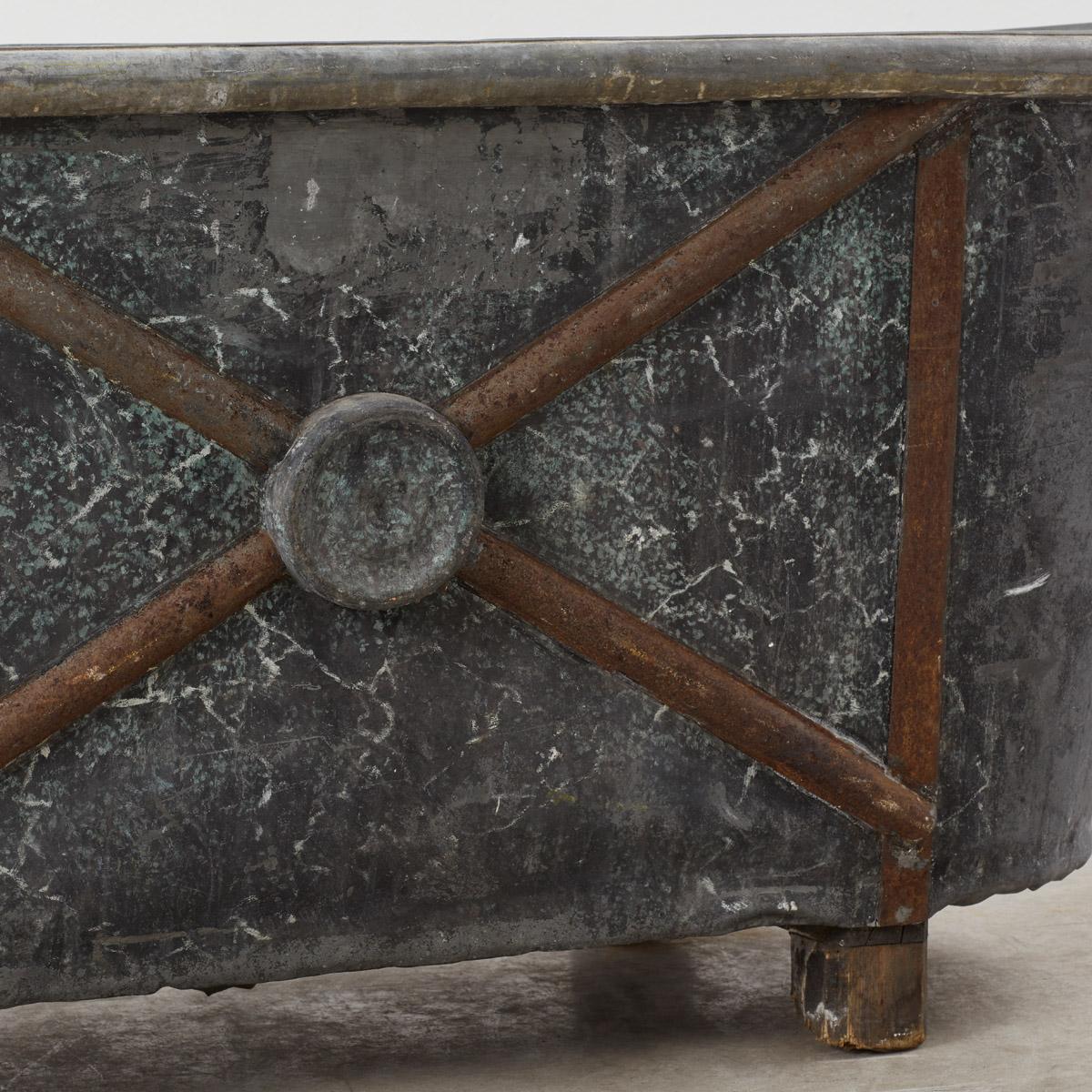 Antikes französisches Zink-Bad / Badewanne aus dem 19. Jahrhundert von Chevalier Constructeur Paris (Metall)