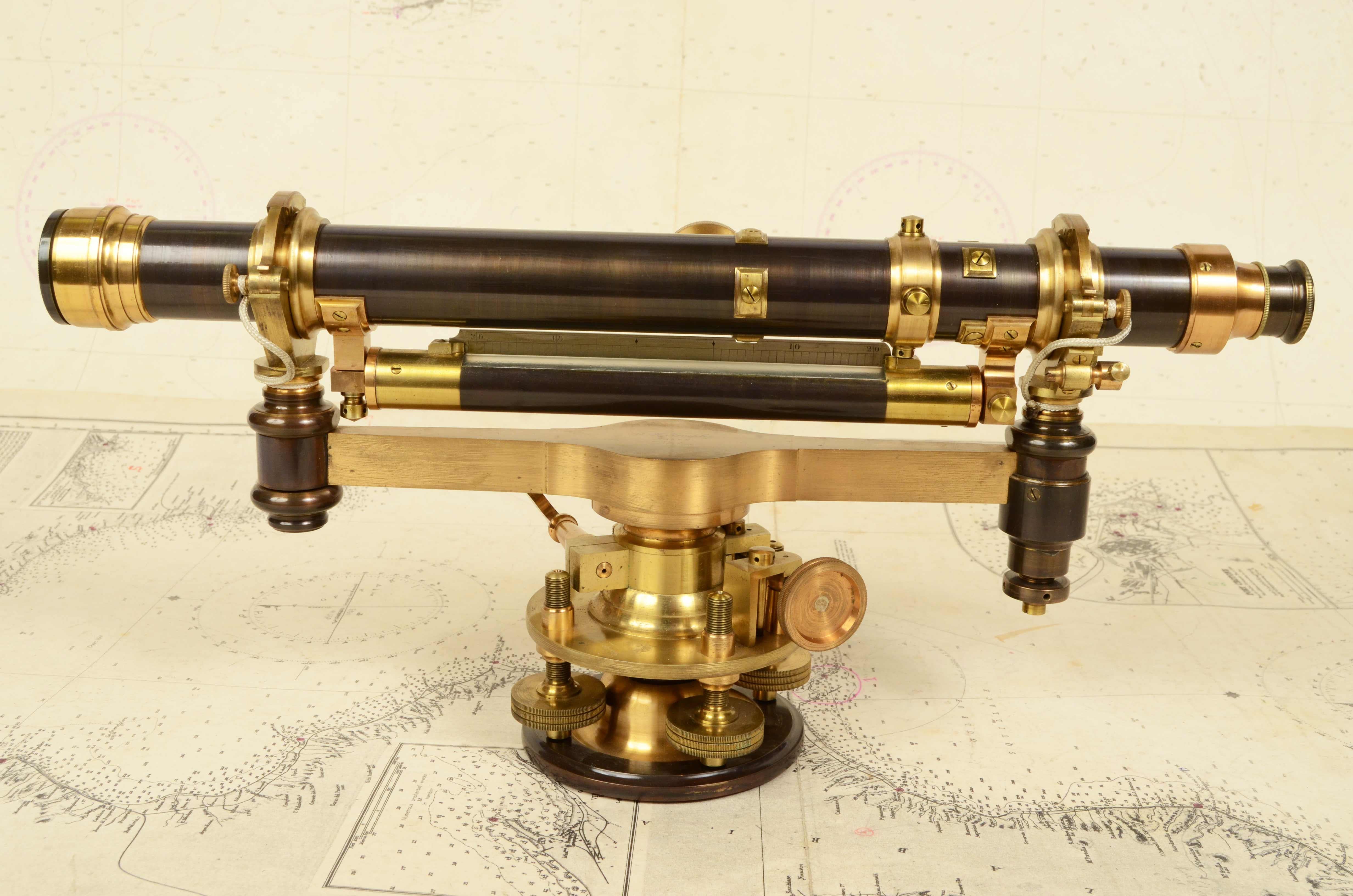 Brass telescope topographic level, signed firmato F.H Temple Maker Boston made in the second half of the nineteenth century, in original patina and in excellent condition, fully functional. 
Complete with original wooden box. Measure box cm 44,5 x
