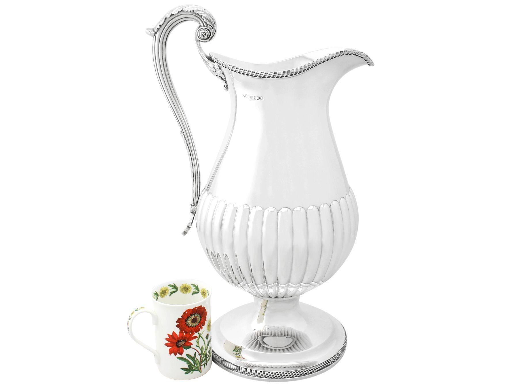Magnífico, fino e impresionante aguamanil/flagel de vino antiguo de plata de ley de Jorge IV fabricado por William Bateman I; una adición a nuestra gama de objetos de plata de colección relacionados con el vino y las bebidas.

Esta magnífica jarra