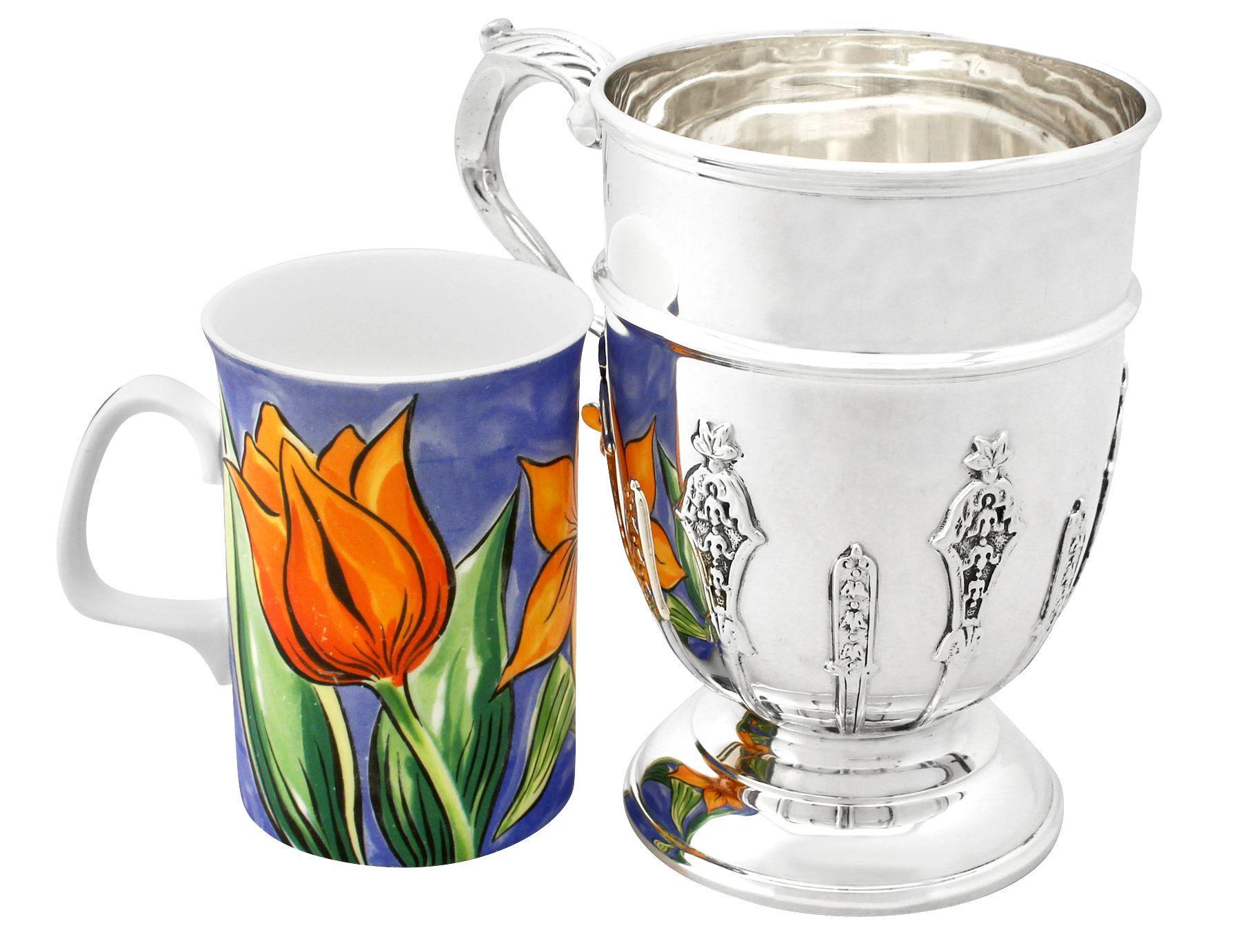 An exceptional, fine and impressive, large antique George V English sterling silver pint mug, part of our wine and drink related silverware collection.

This exceptional antique George V sterling silver pint mug has a bell shaped form onto a