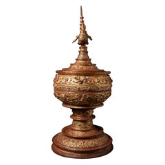 XIX secolo Antico vaso d'offerta birmano dorato proveniente dalla Birmania