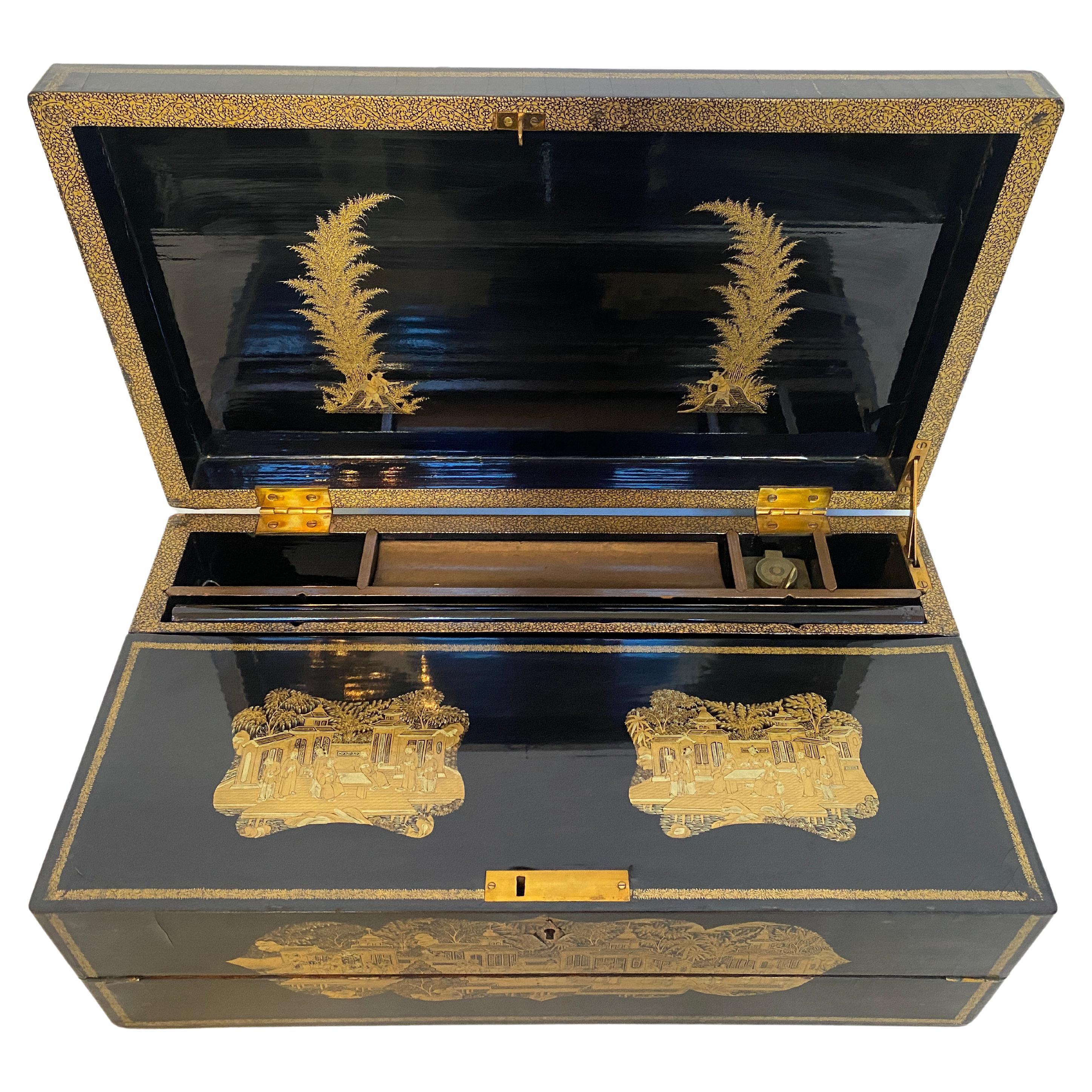 Antike 18.25'' Große chinesische Schreibkasten aus vergoldetem Lack, 19. Jahrhundert