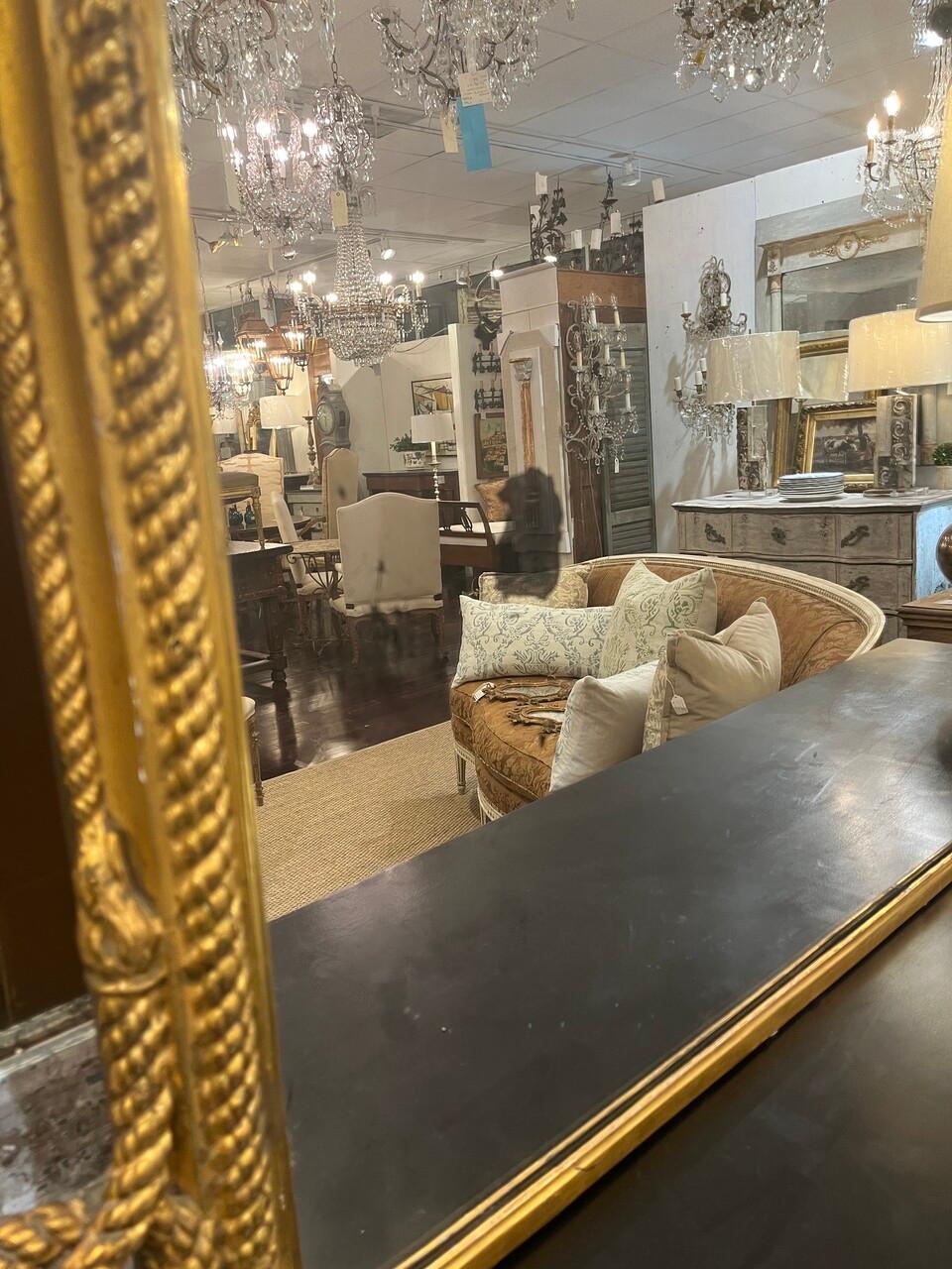 Espejo antiguo de madera dorada del siglo XIX Francés en venta