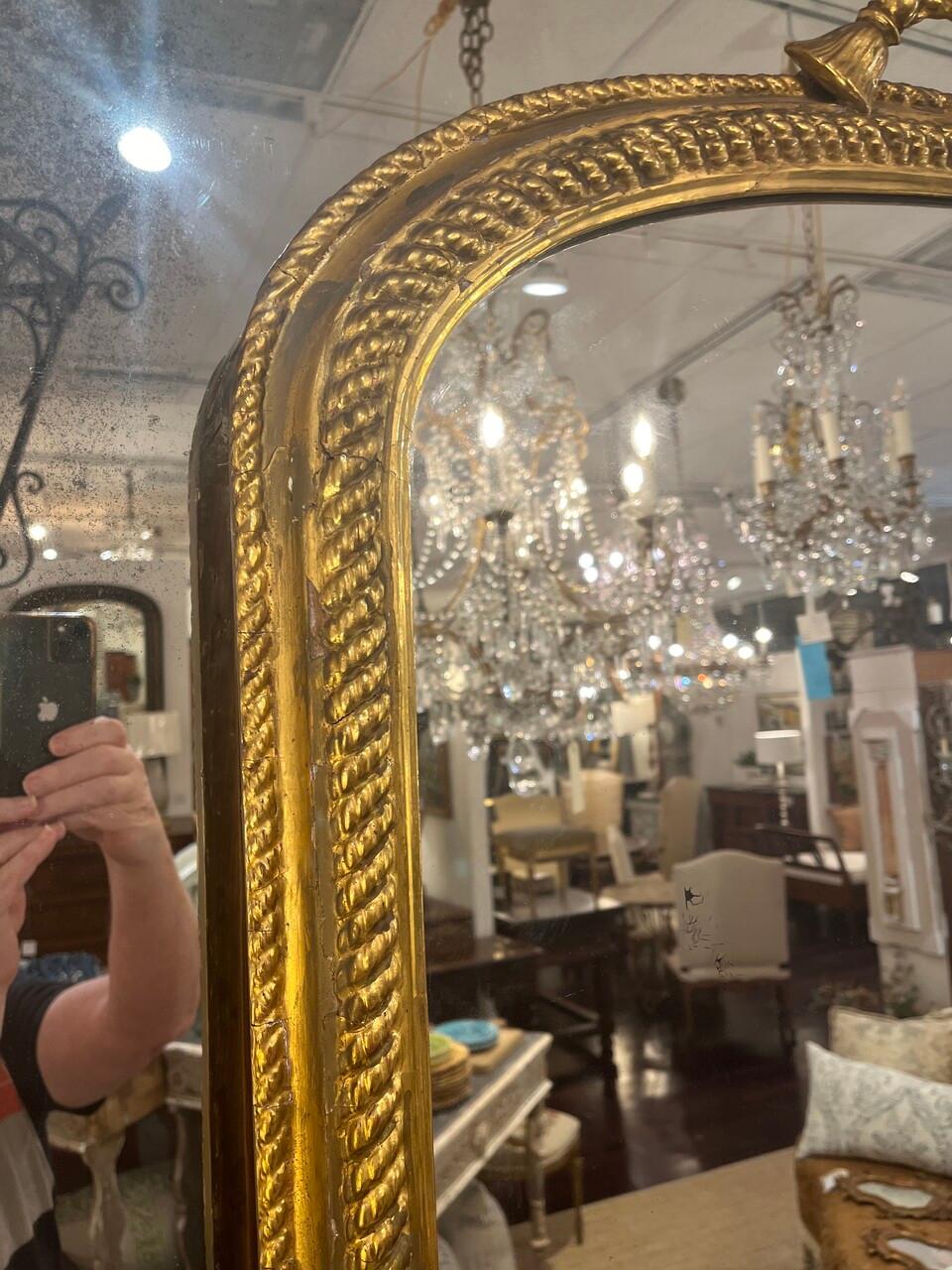 Espejo antiguo de madera dorada del siglo XIX Dorado en venta
