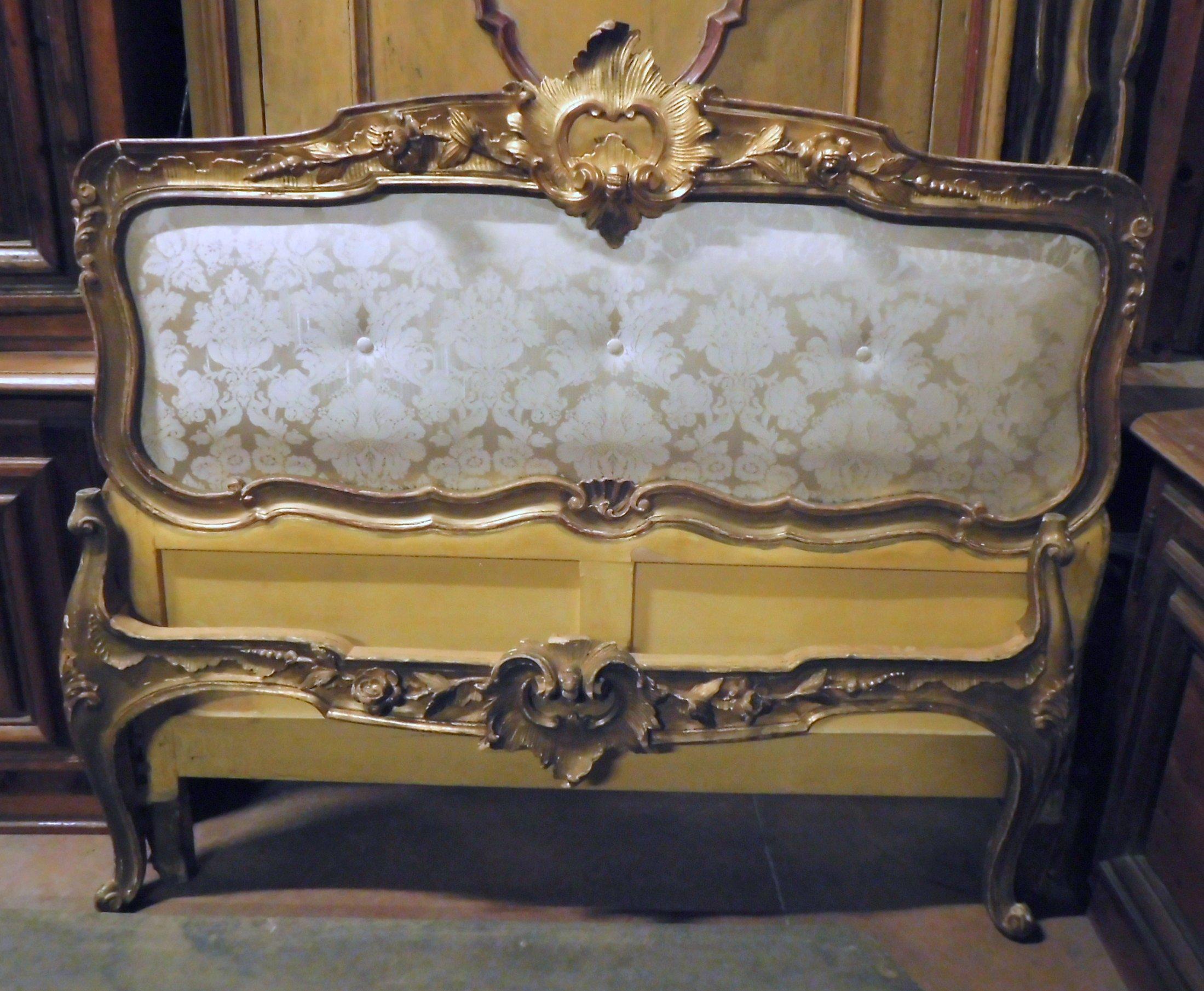 19th Century Antique Golden Bed with Damask Lined Headboard In Good Condition In Cuneo, Italy (CN)