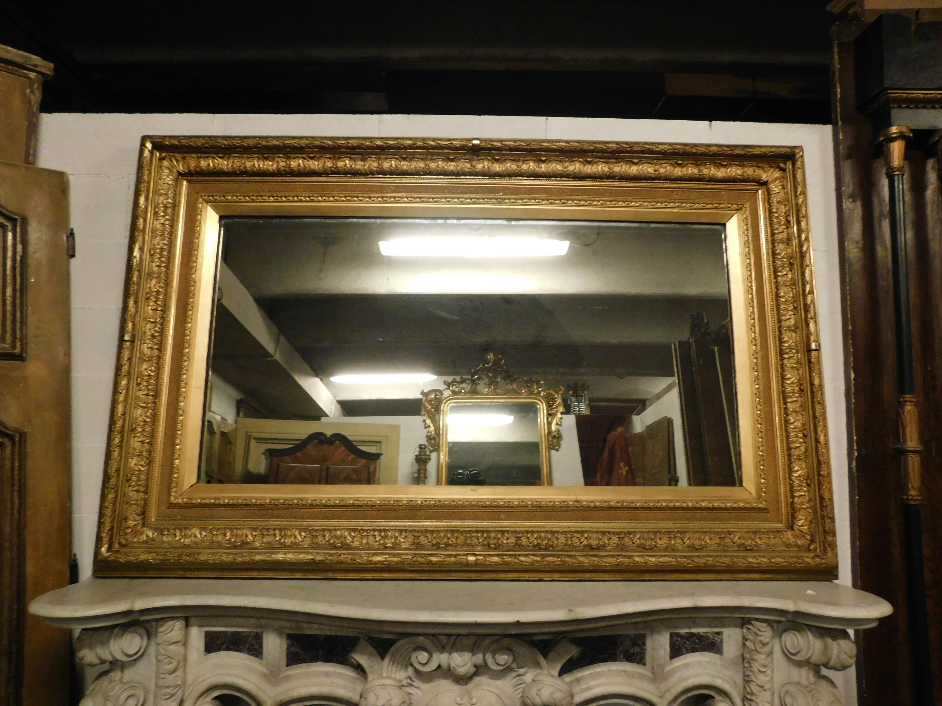 19th century antique gilded mirror with floral sculptures, coming from an ancient Italian house
Measures: 195 x 122 x 14.