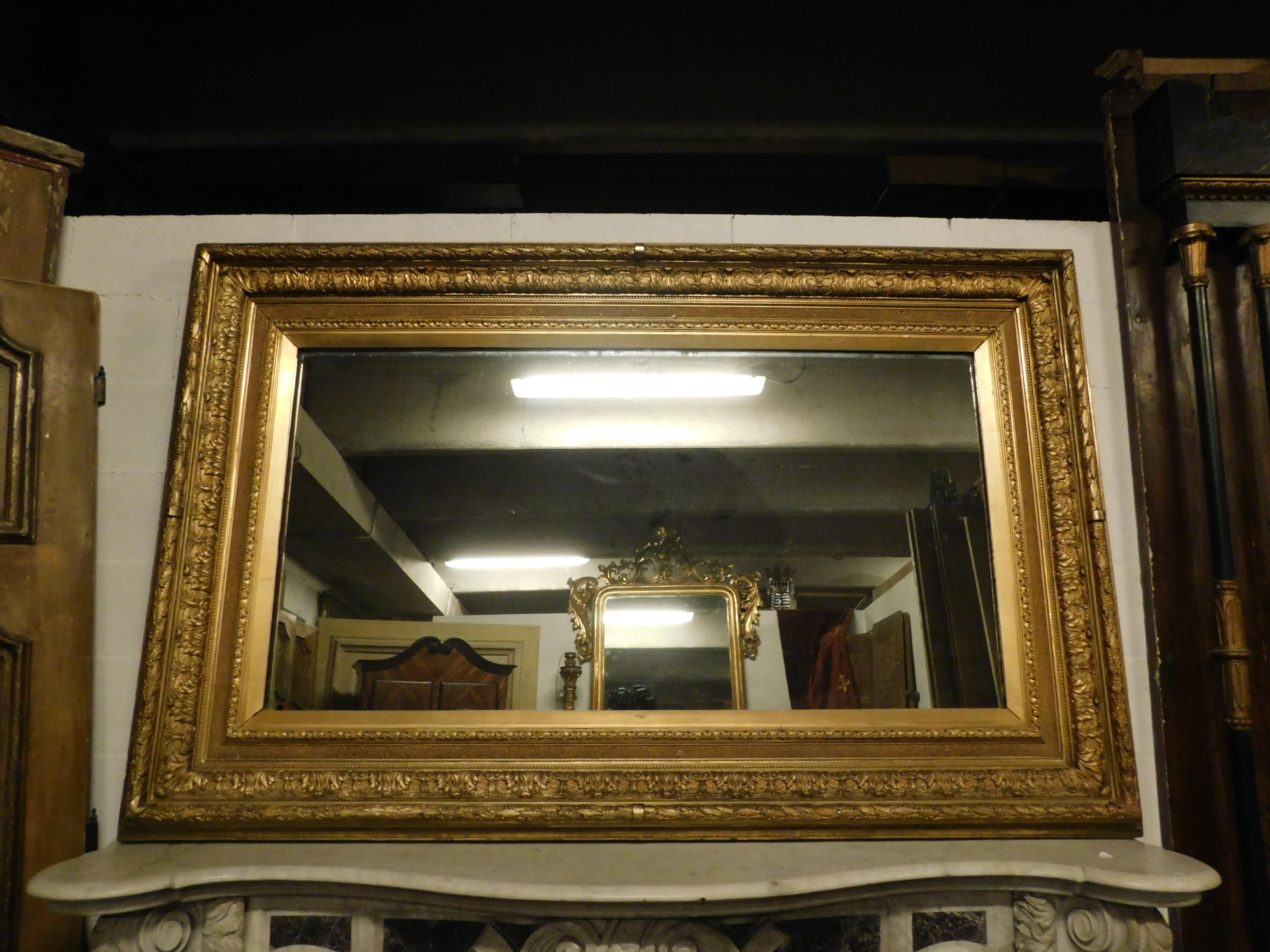 19th Century Antique Gilded Mirror with Floral Sculptures In Good Condition In Cuneo, Italy (CN)