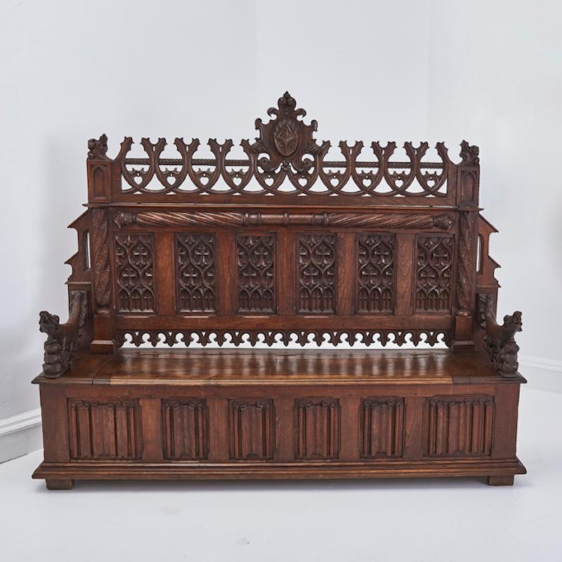 Spectaculaire siège d'église gothique en chêne sculpté, datant du XIXe siècle. 

Les panneaux rectangulaires du dossier sont remplis de sculptures complexes de traceries, d'arcs et de croix, surmontés d'un panneau de traceries géométriques percé,