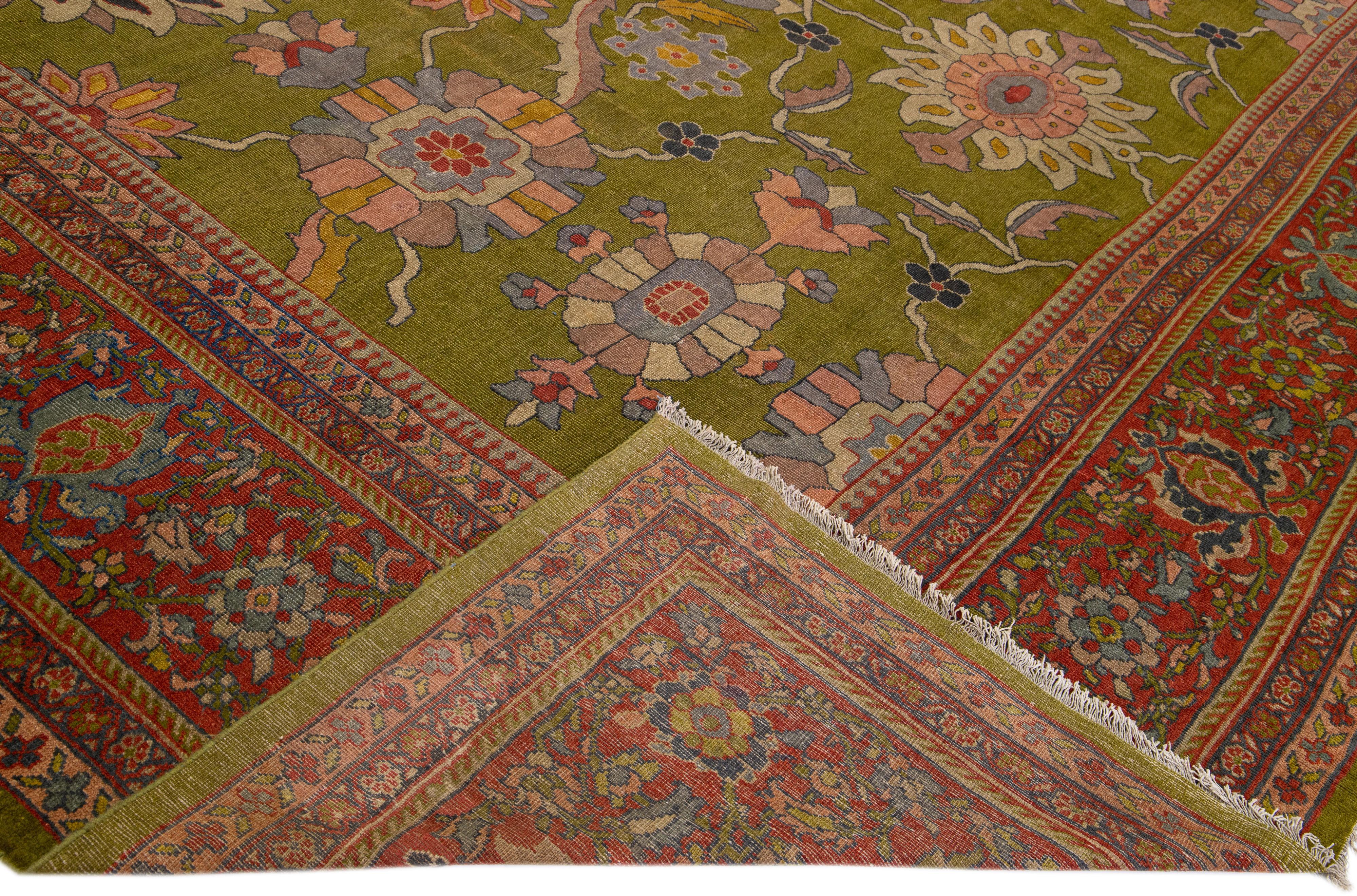Schöne antike Oversize Mahal handgeknüpften Wollteppich mit einem grünen Feld. Dieser Mahal-Teppich hat einen roten Rahmen und mehrfarbige Akzente in einem prächtigen floralen All-Over-Medaillon-Design.

Dieser Teppich misst: 16'4