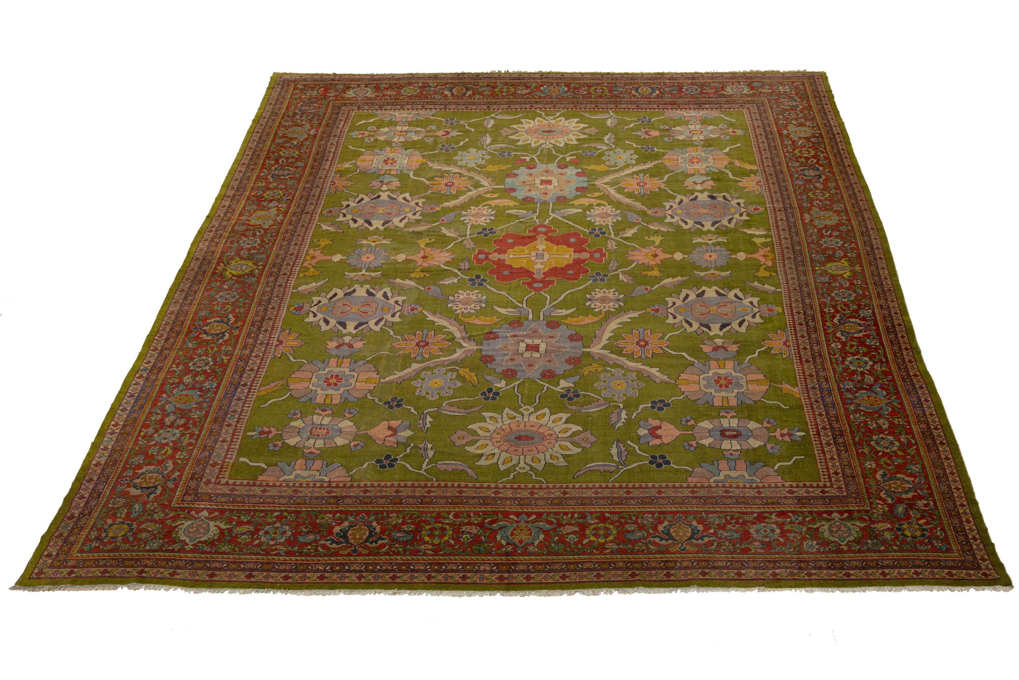 Magnifique tapis ancien surdimensionné Mahal en laine nouée à la main avec un champ vert. Ce tapis Mahal a un cadre rouge et des accents multicolores dans un magnifique motif floral multi-médaillon.

Ce tapis mesure : 16'4