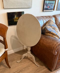Mesita auxiliar antigua de estilo gustaviano del siglo XIX, con tapa abatible y pintada de gris
