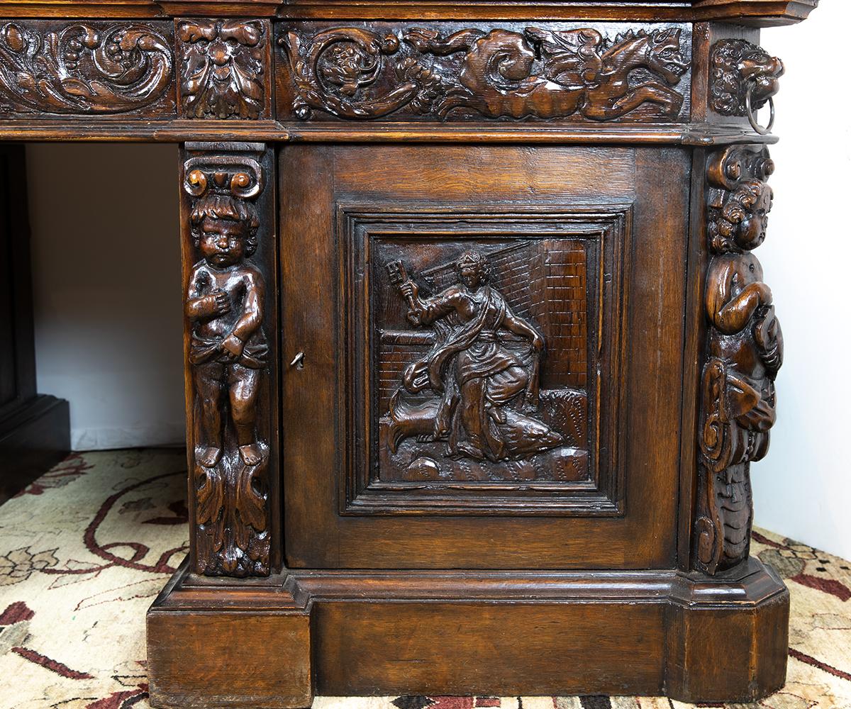 Scrivania da socio del 19° secolo in Oak francese intagliato a mano e con piano in cuoio in vendita 5