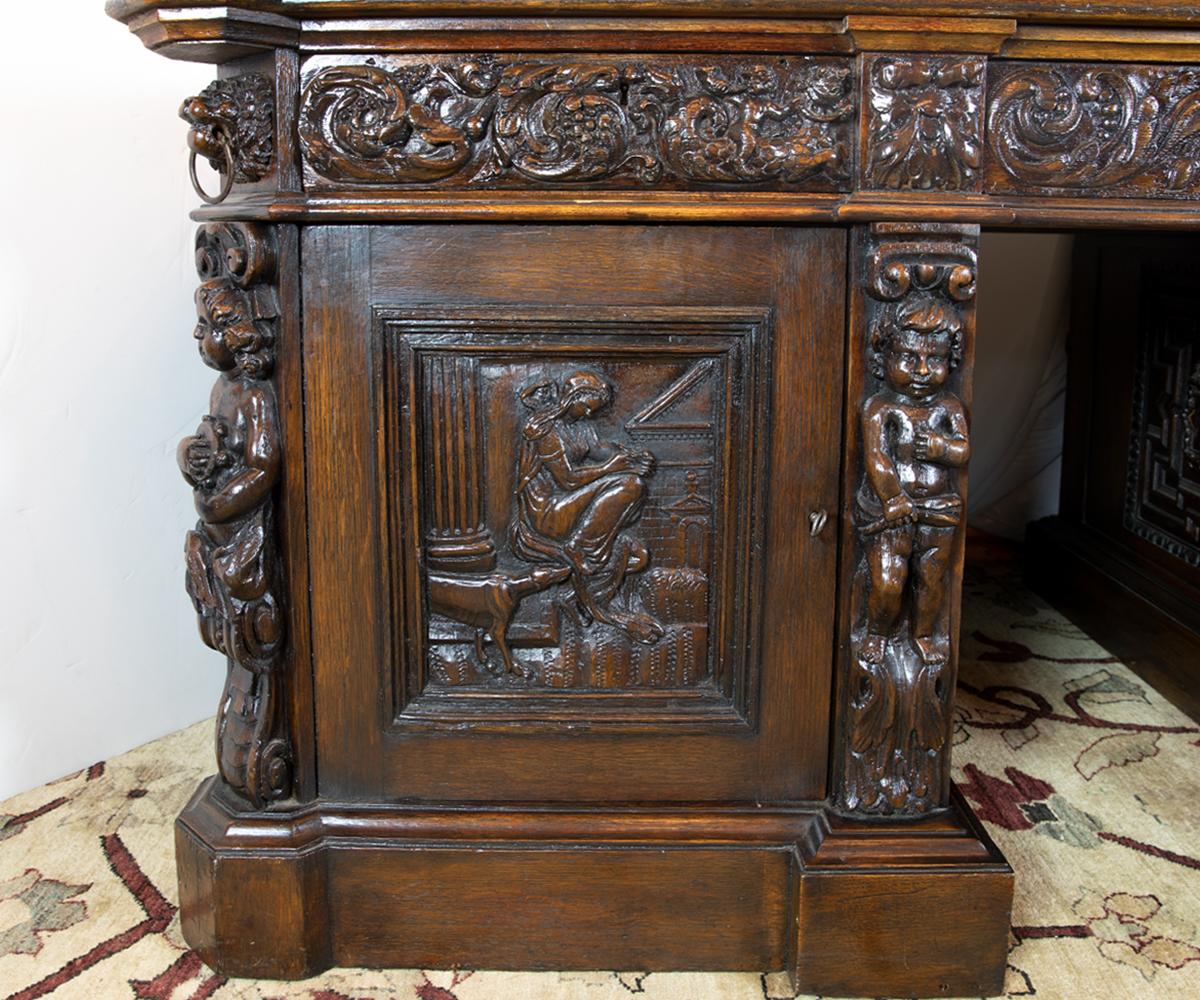 Scrivania da socio del 19° secolo in Oak francese intagliato a mano e con piano in cuoio in vendita 6