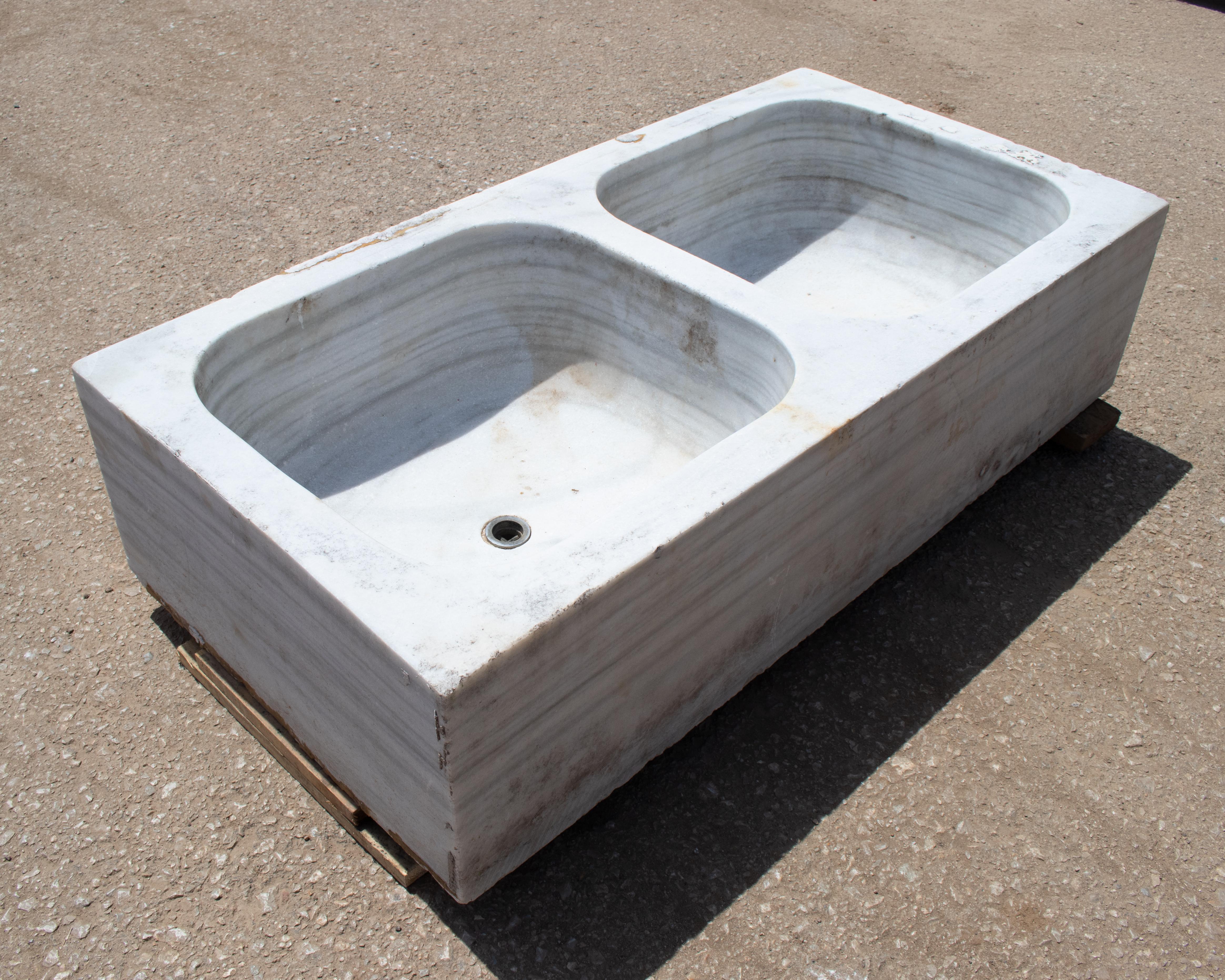 19th Century Antique Hand Carved White Marble Double Basin Kitchen Sink In Good Condition In Marbella, ES