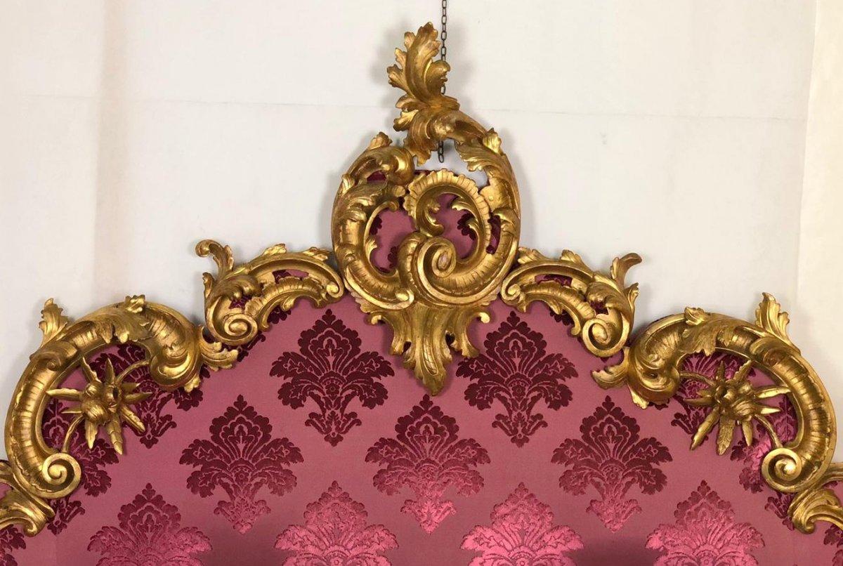 
Splendid headboard richly carved in gilded wood, and covered with a splendid Venetian fabric. Very beautiful object that can make your bedroom a unique and original place.