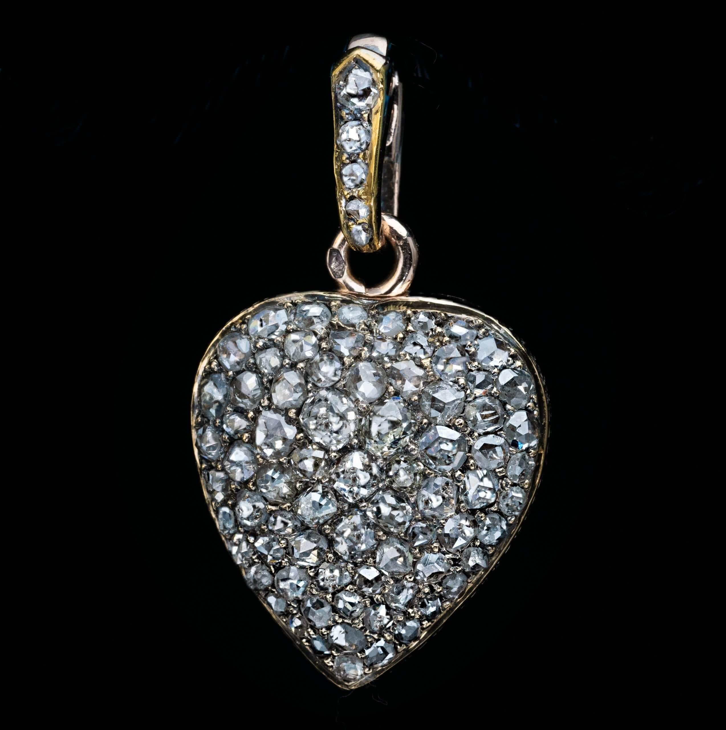 fabricada en Viena, Imperio austrohúngaro, hacia la década de 1870 (después de 1872)

Este finísimo colgante relicario en forma de corazón de la época victoriana está elaborado en oro de 14 quilates y plata. La parte delantera lleva incrustaciones