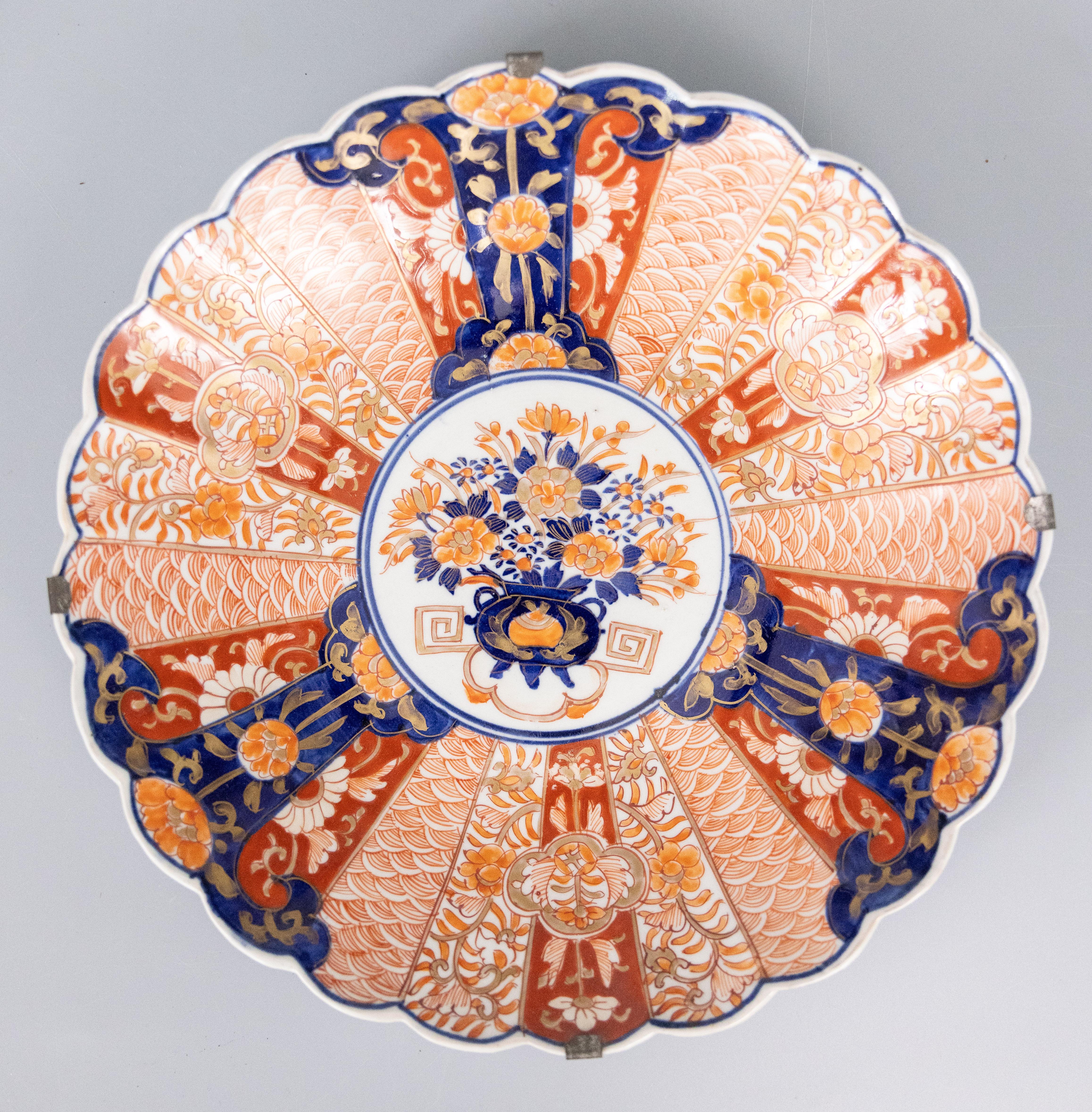 19th Century Antique Imari Porcelain Chargers, a Pair In Good Condition For Sale In Pearland, TX