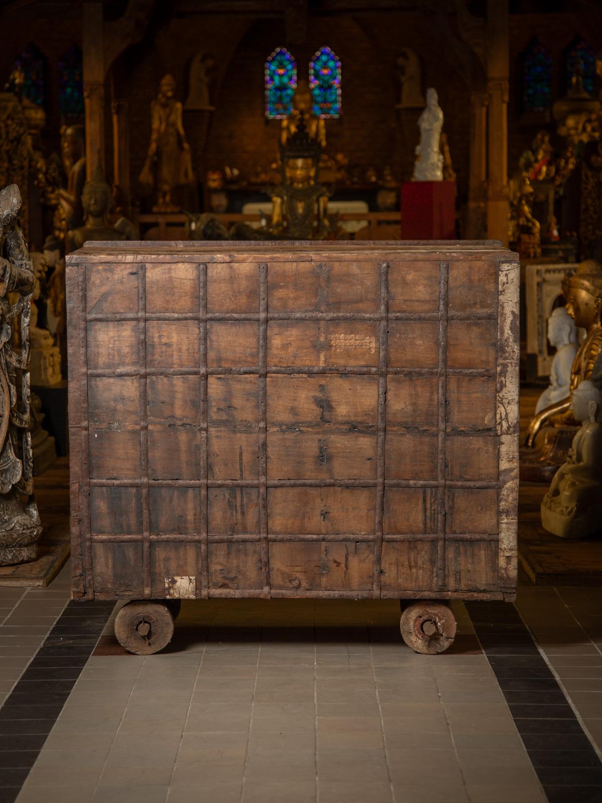 19th century Antique Indian Damchiya - Wedding Closet - OriginalBuddhas In Good Condition For Sale In DEVENTER, NL