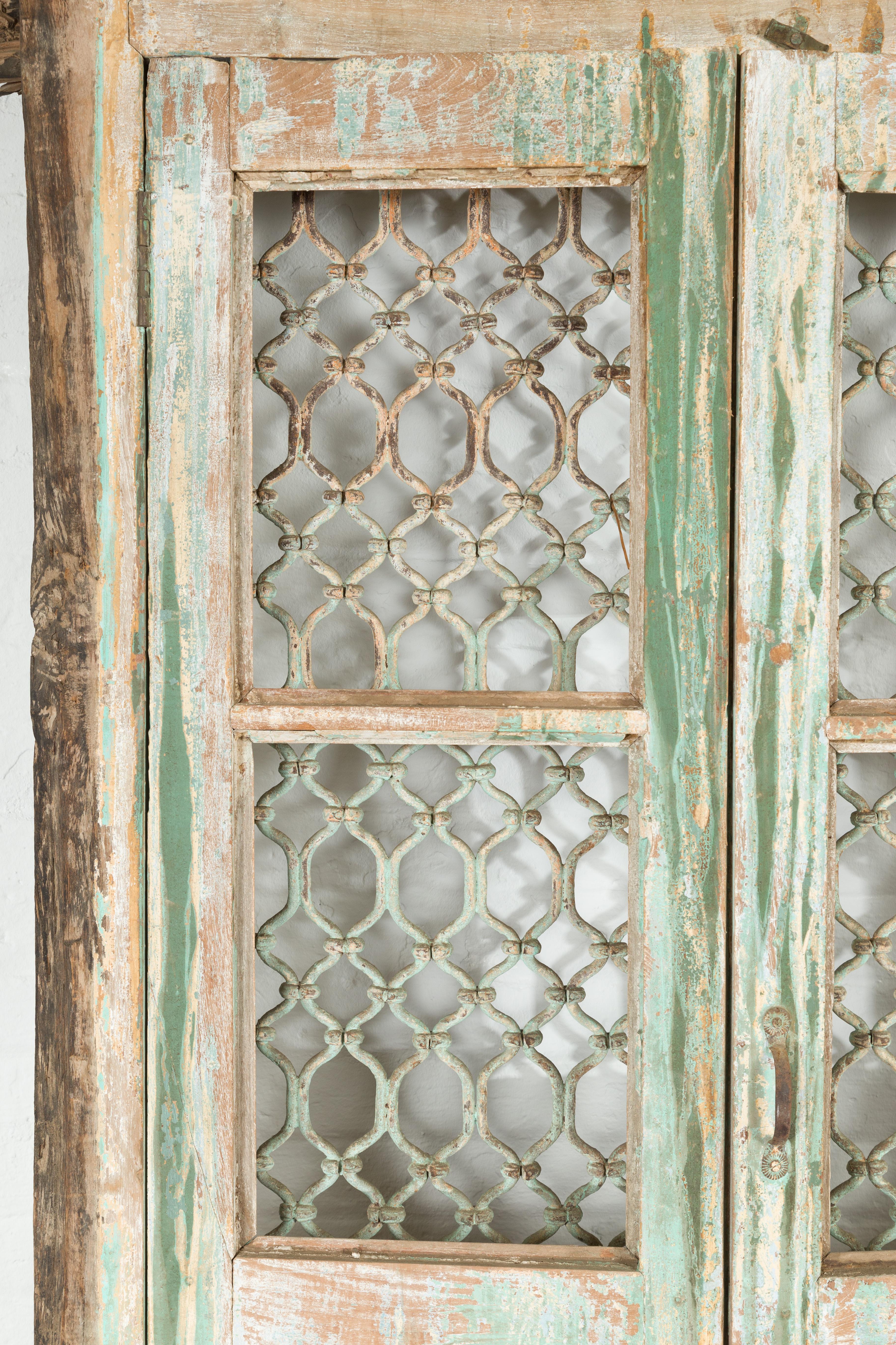 Ventana de rejilla antigua de la India de 1900 con pintura verde y pátina desgastada en venta 3