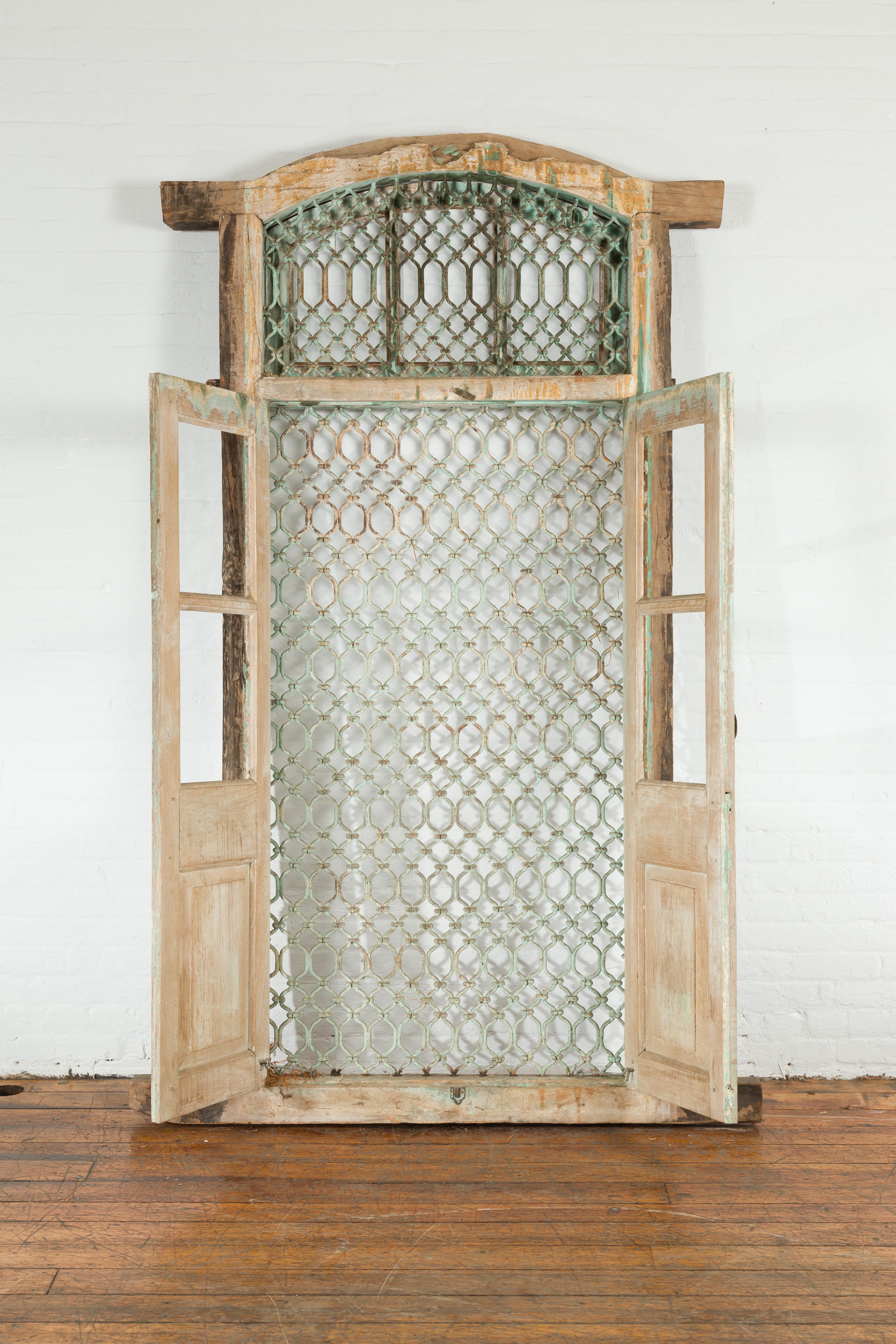 Antique Indian 1900s Grate Window with Green Paint and Distressed Patina For Sale 4